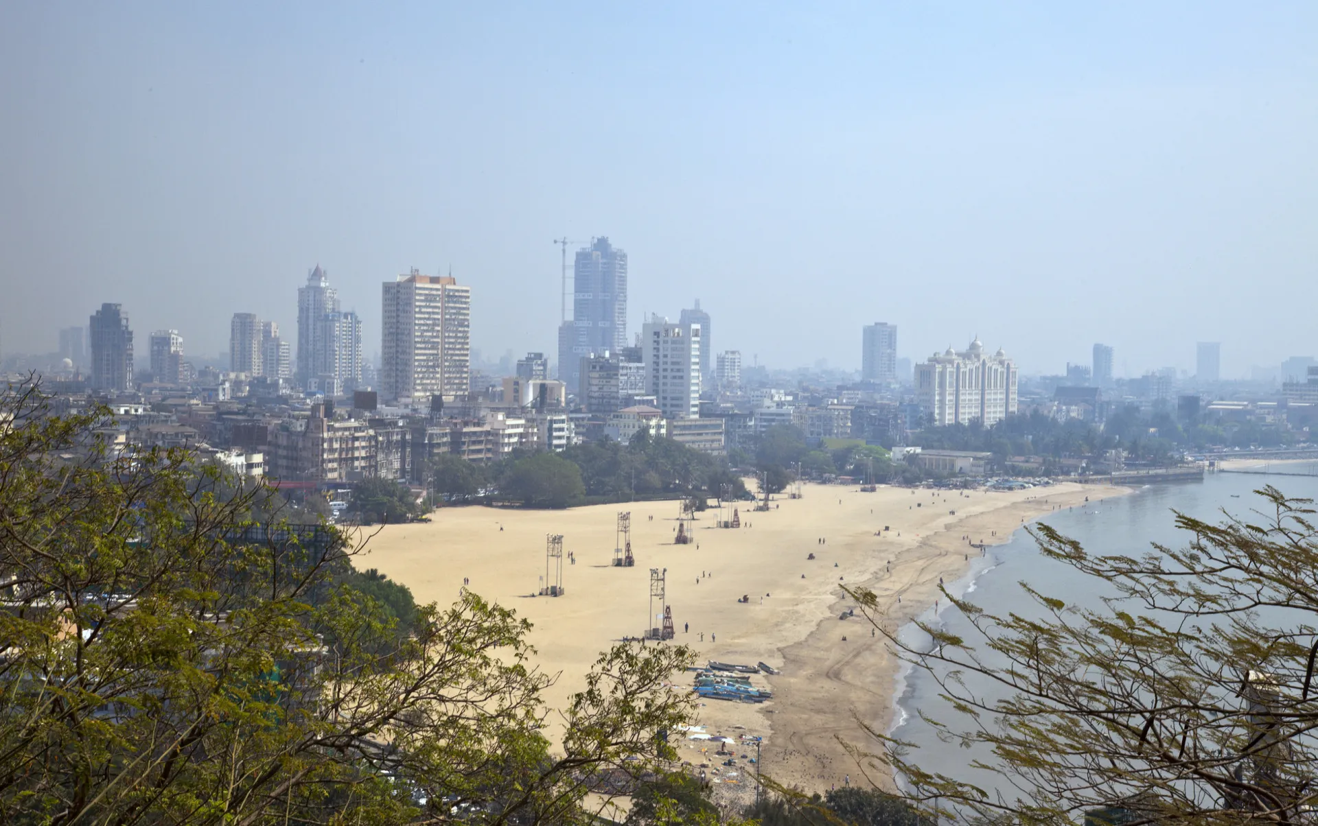 Lixo e detritos espalhados pela areia na Praia de Chowpatty, Índia.
