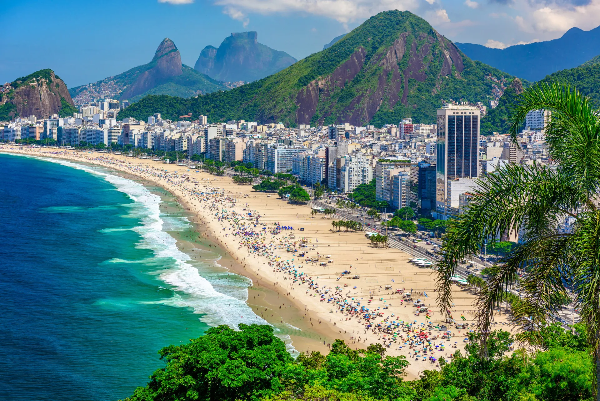 Vista clássica da Praia de Copacabana, no Rio de Janeiro.