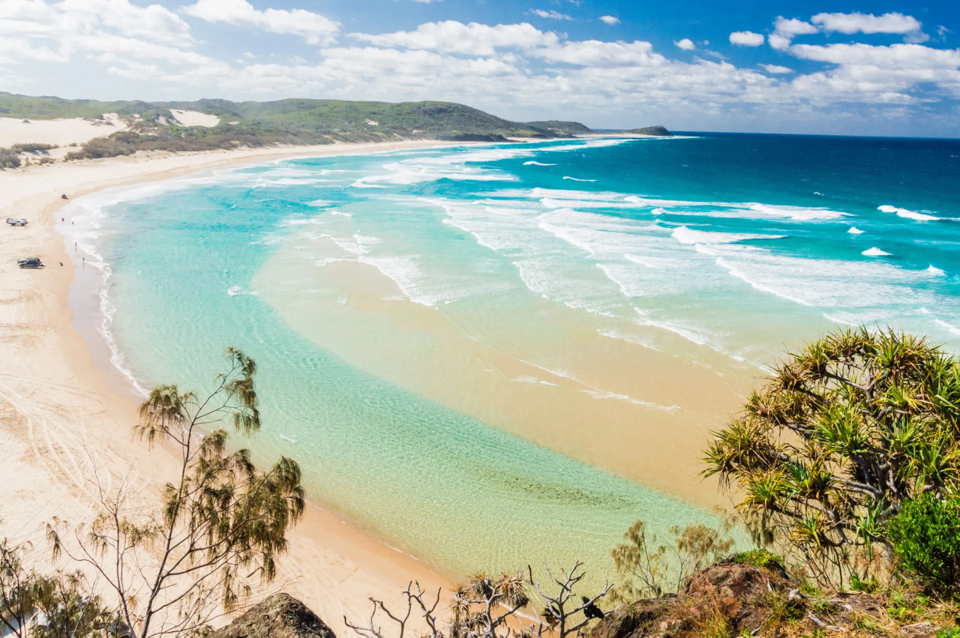 Veículo 4x4 na areia da Ilha Fraser, Austrália.