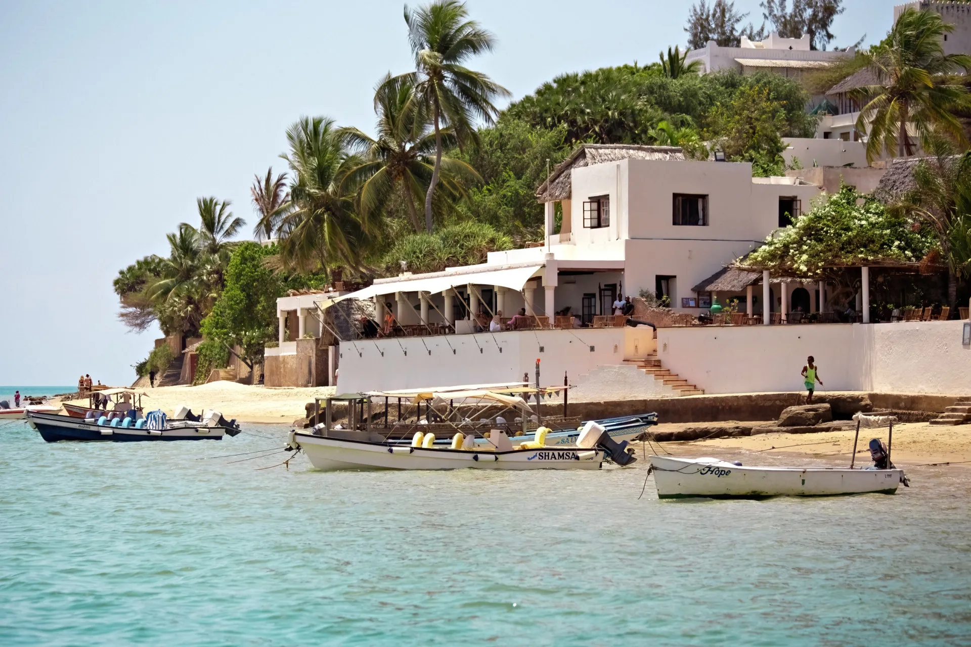 Veleiros tradicionais na costa da Ilha de Lamu, Quênia.