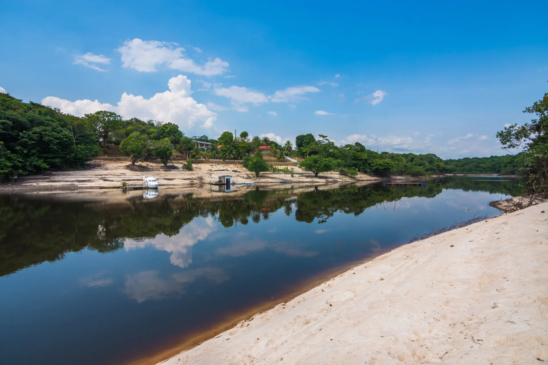 Praia de água doce às margens do Rio Amazonas.