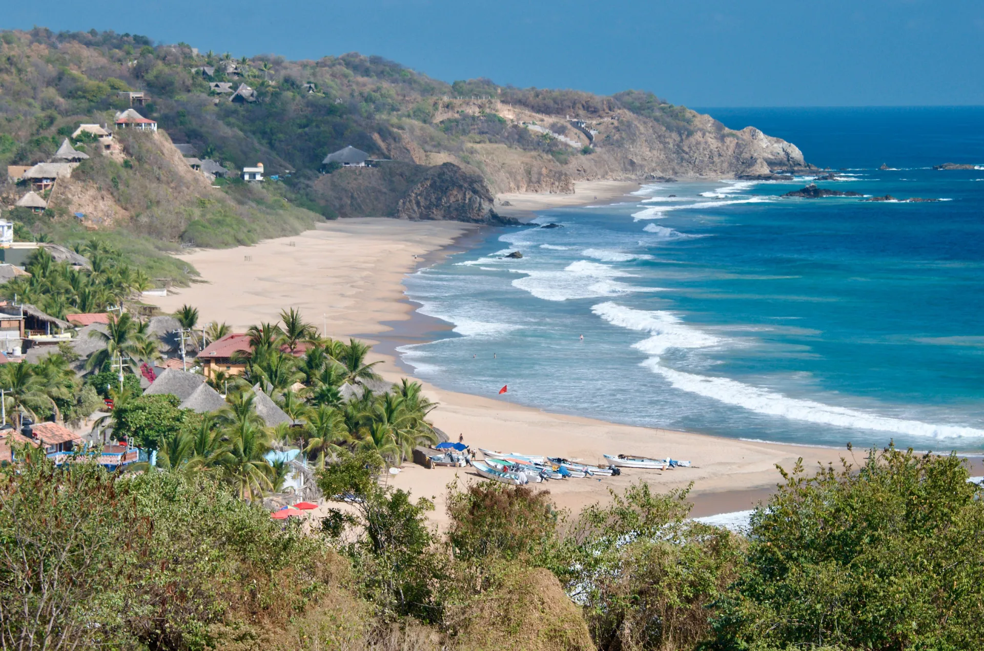 Ondas quebrando na Playa Zipolite, México.