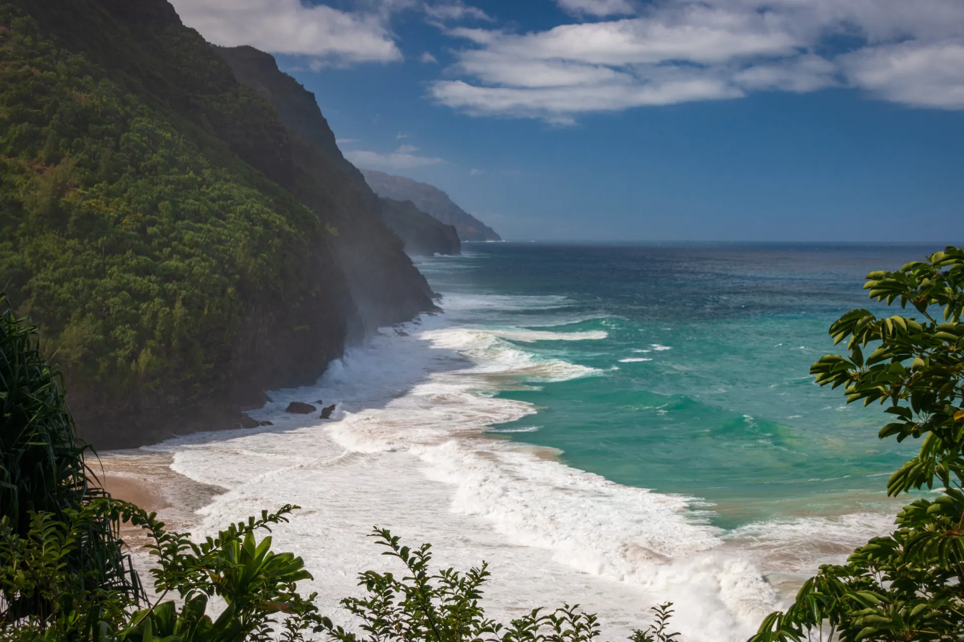 Praia isolada de Hanakapiai, em Kauai, Havaí.