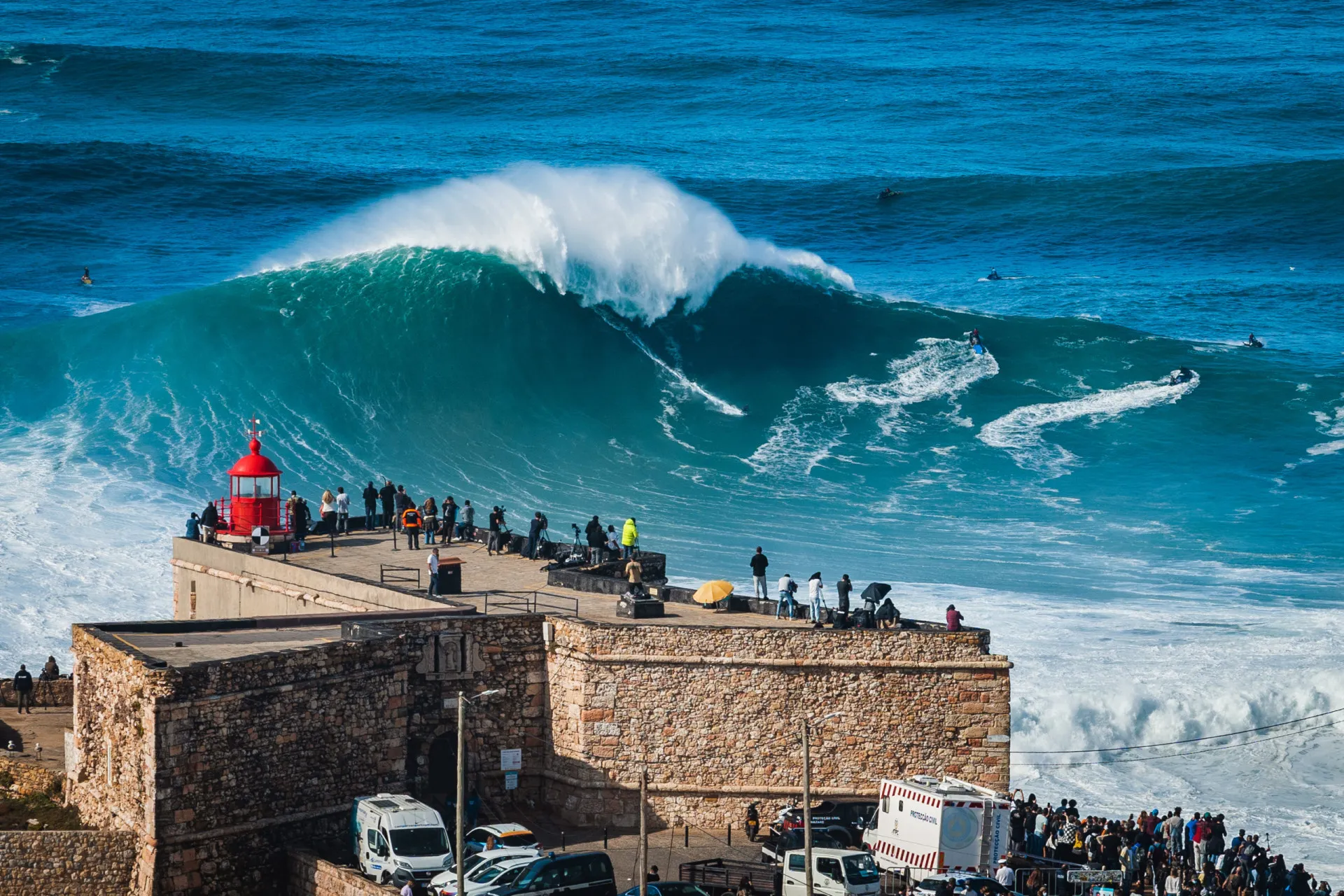 Surfista descendo uma onda colossal na Praia do Norte, em Nazaré.