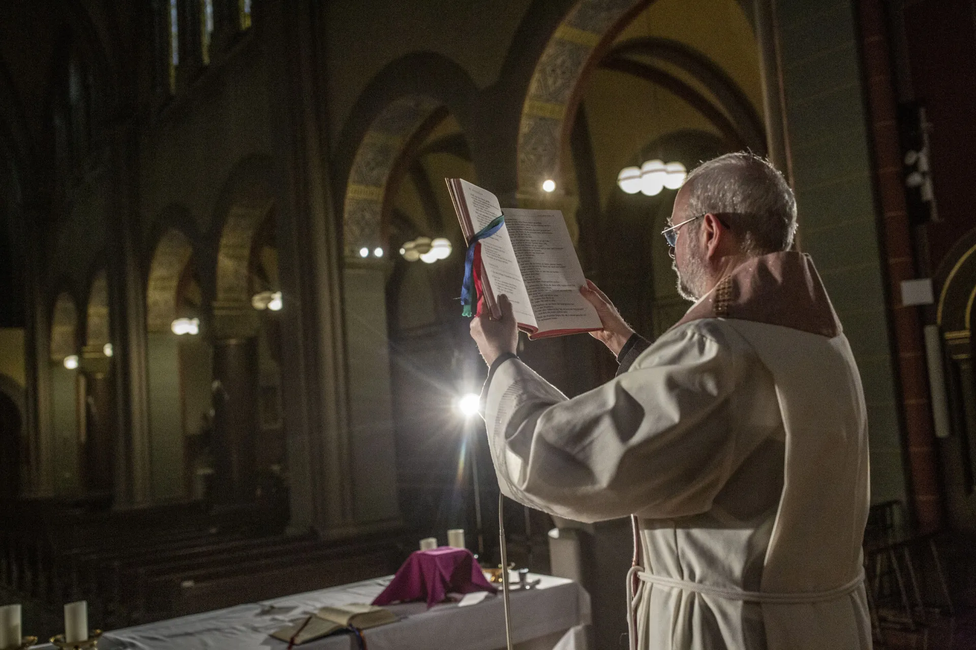 Uma Bíblia católica antiga aberta, mostrando os livros que compõem seu cânon.