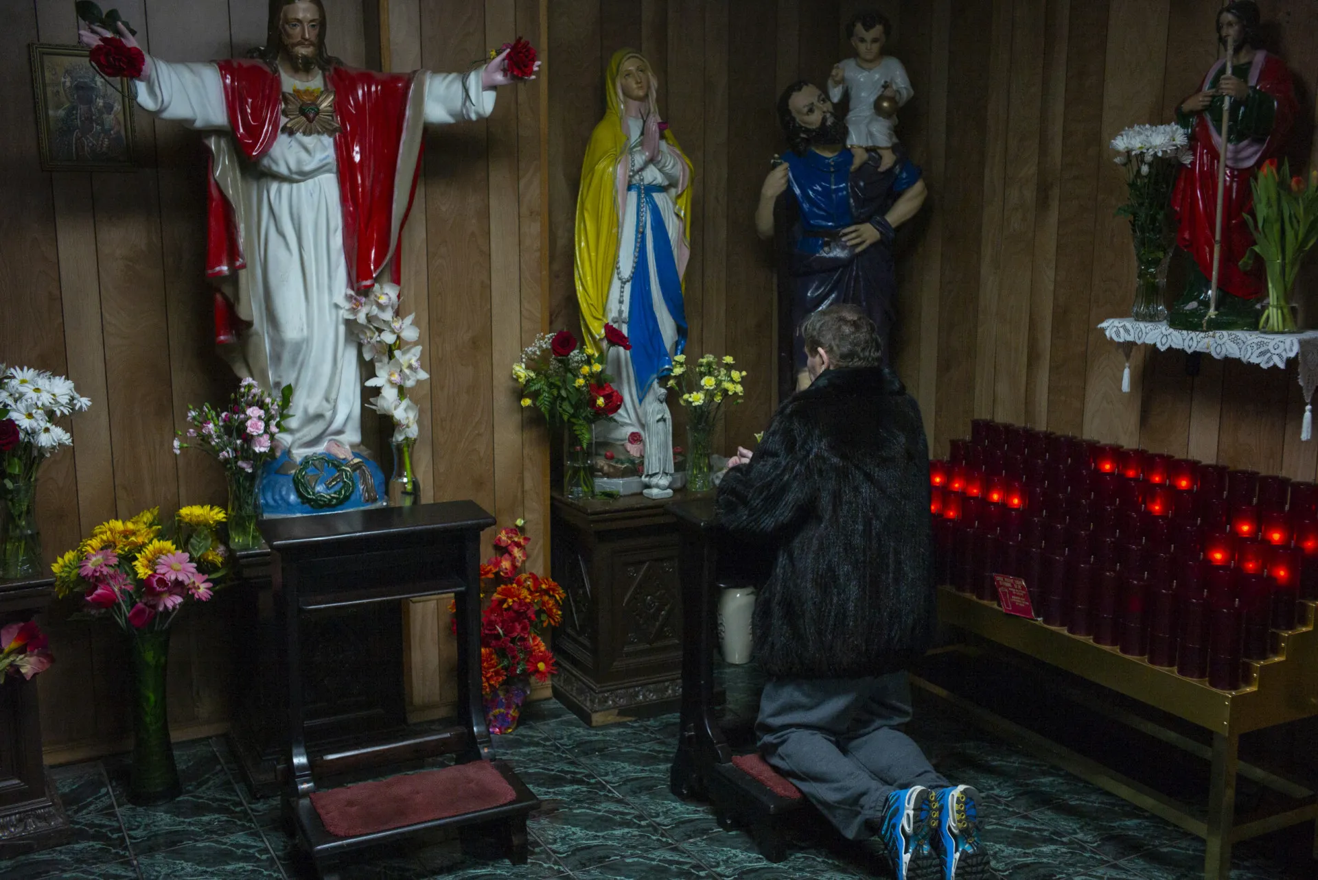 Várias estátuas de santos e de Jesus em um nicho de uma igreja católica.