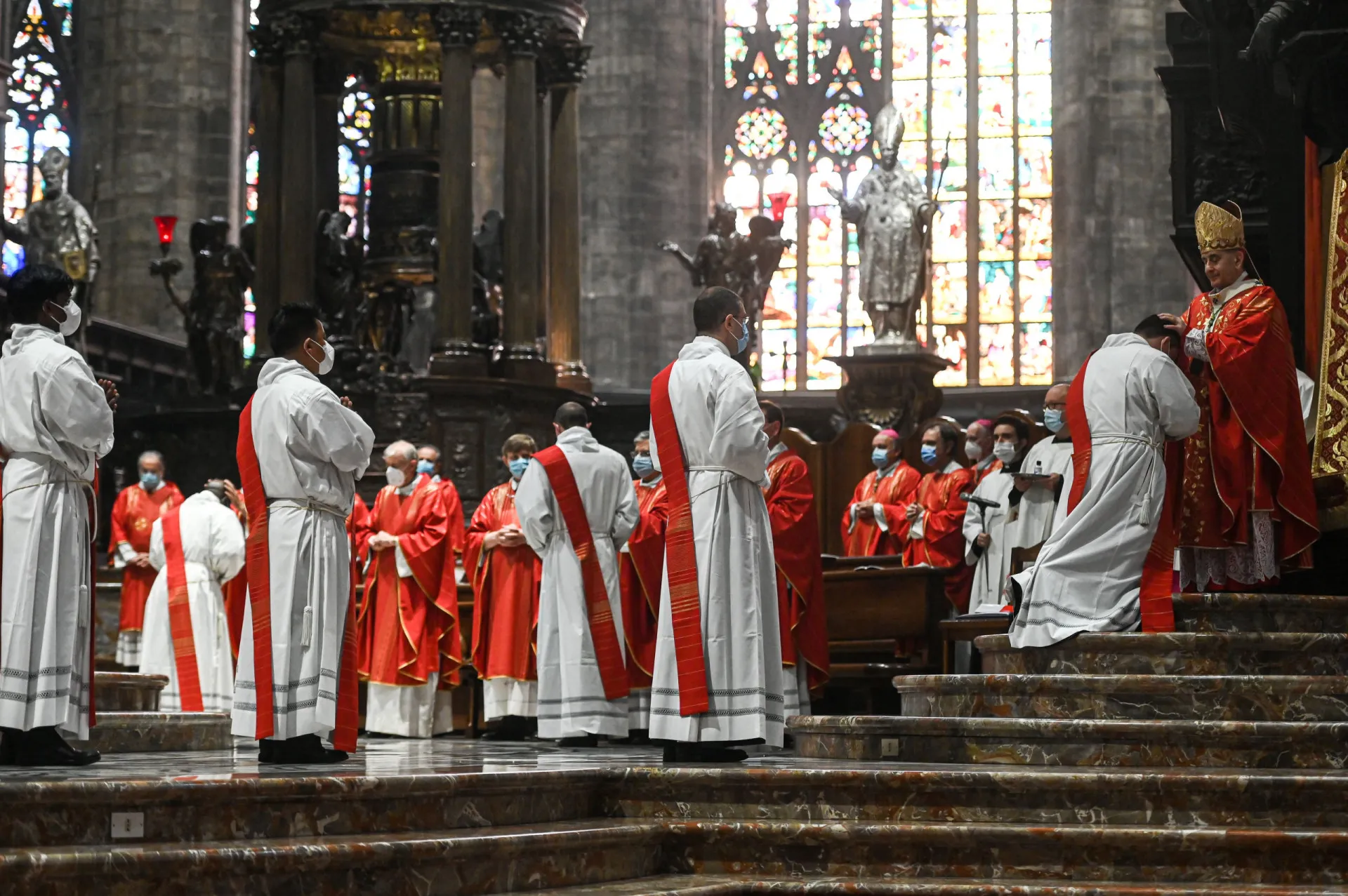Bispos e padres em uma cerimônia de ordenação, um sacramento católico.