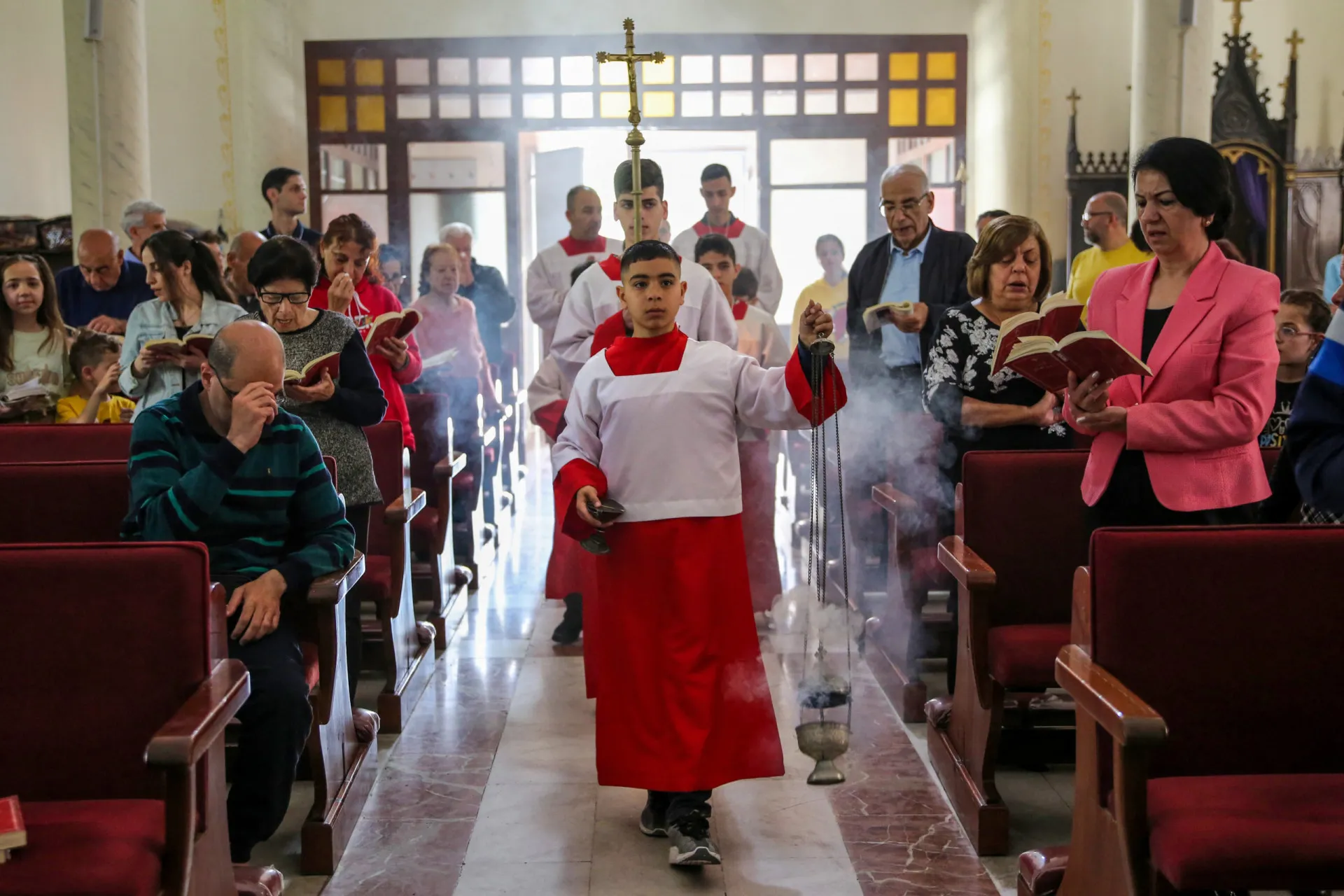 Um afresco em uma igreja mostrando um grupo de santos canonizados com auréolas.