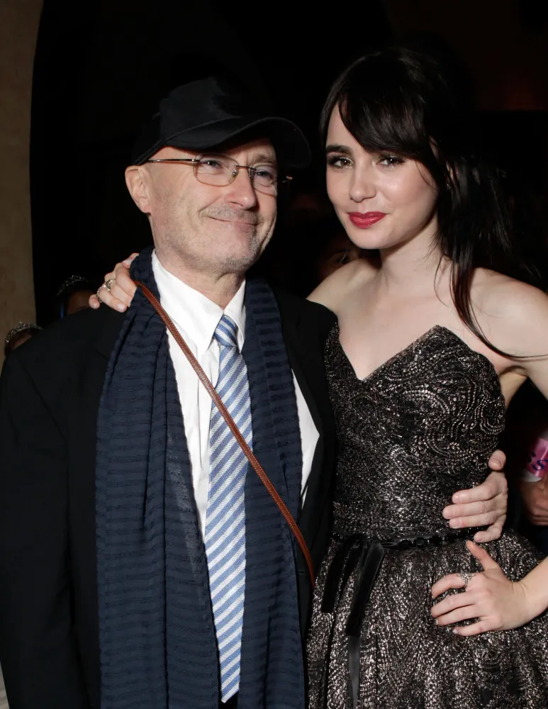 A atriz Lily Collins sorrindo em um evento.