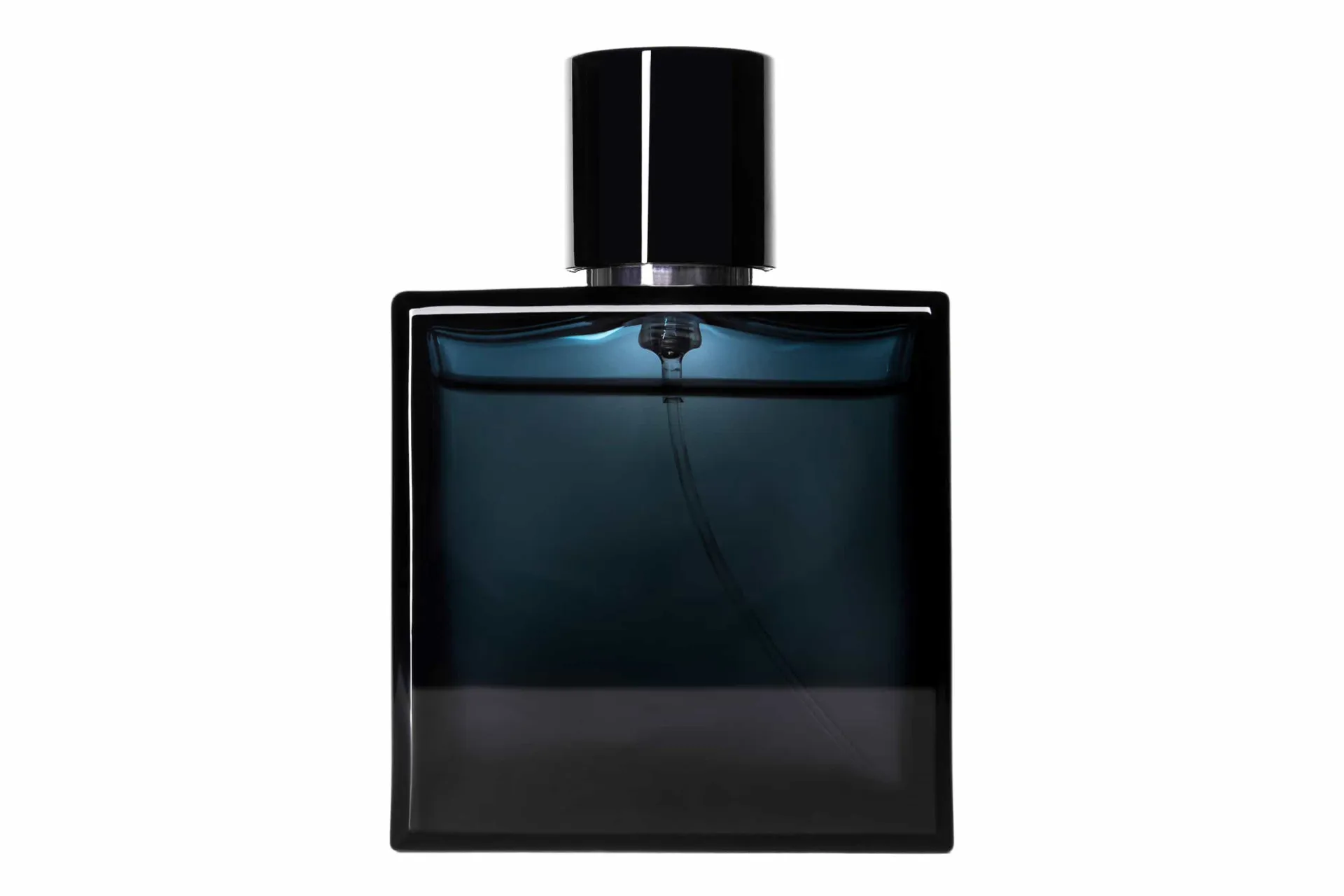 Frasco de perfume escuro e sedutor em um cenário com pouca luz e tecidos de veludo.