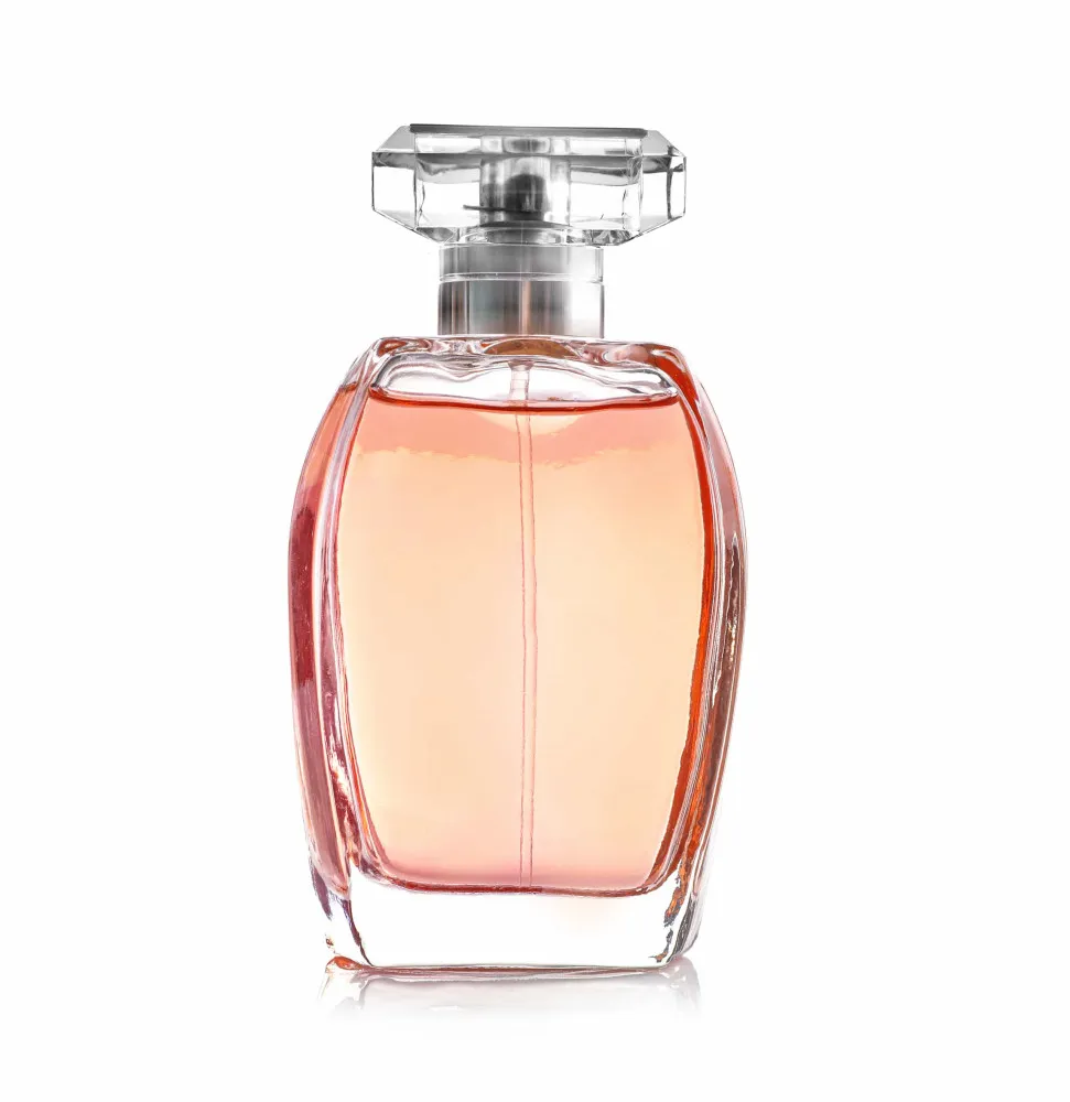 Coleção de diferentes frascos de perfume em uma prateleira, mostrando variedade.
