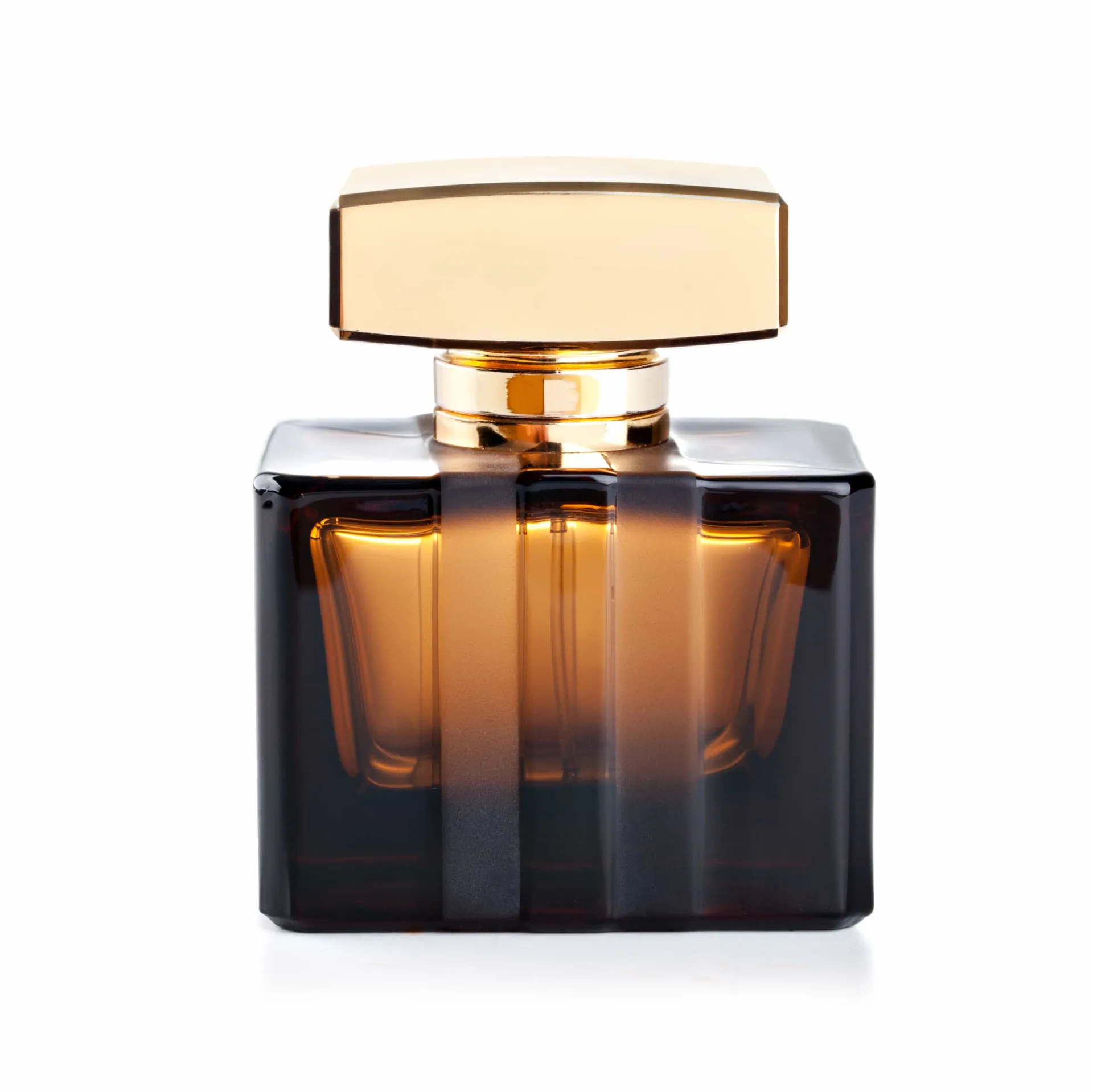 Frasco de perfume sóbrio e elegante em um ambiente com notas de especiarias e couro.