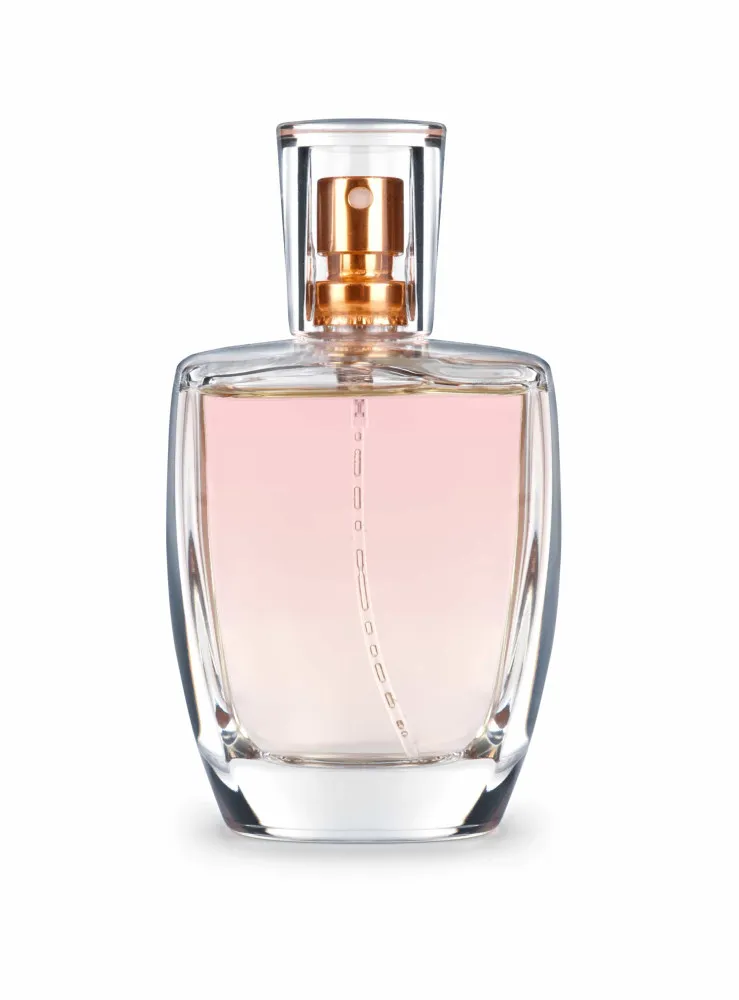 Frasco de perfume delicado ao lado de flores brancas como jasmim e lírios.