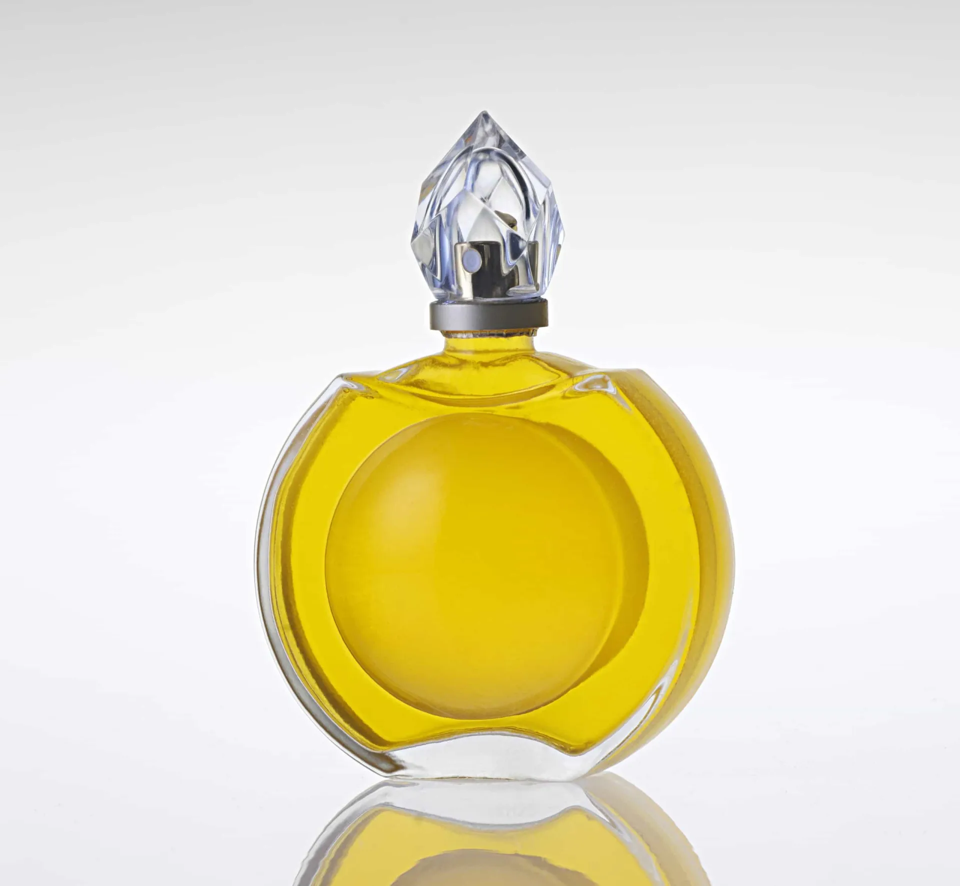 Frasco de perfume com um design único, em um cenário com fumaça e notas amadeiradas.
