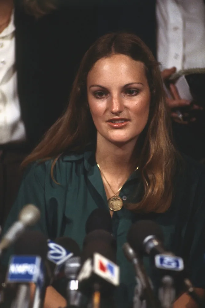Foto de identificação de Patty Hearst, mostrando uma jovem herdeira antes de sua vida virar de cabeça para baixo.