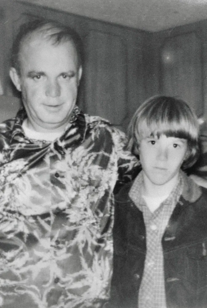Steven Stayner e seu sequestrador, Kenneth Parnell, em uma foto antiga que esconde a terrível realidade.