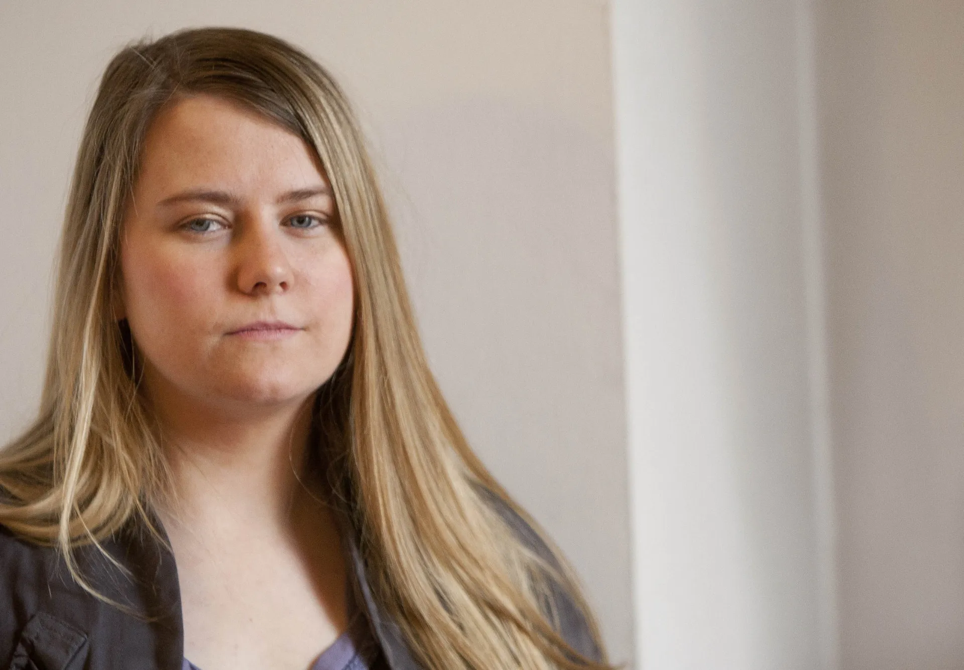 Foto de infância de Natascha Kampusch, mostrando uma menina sorridente antes de seu sequestro.