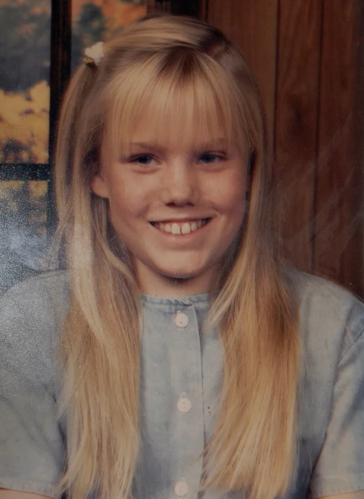 Foto de infância de Jaycee Lee Dugard, uma menina sorrindo antes do sequestro que mudaria sua vida para sempre.