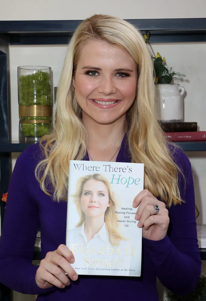 Elizabeth Smart ao lado de seus pais em uma coletiva de imprensa após ser resgatada.