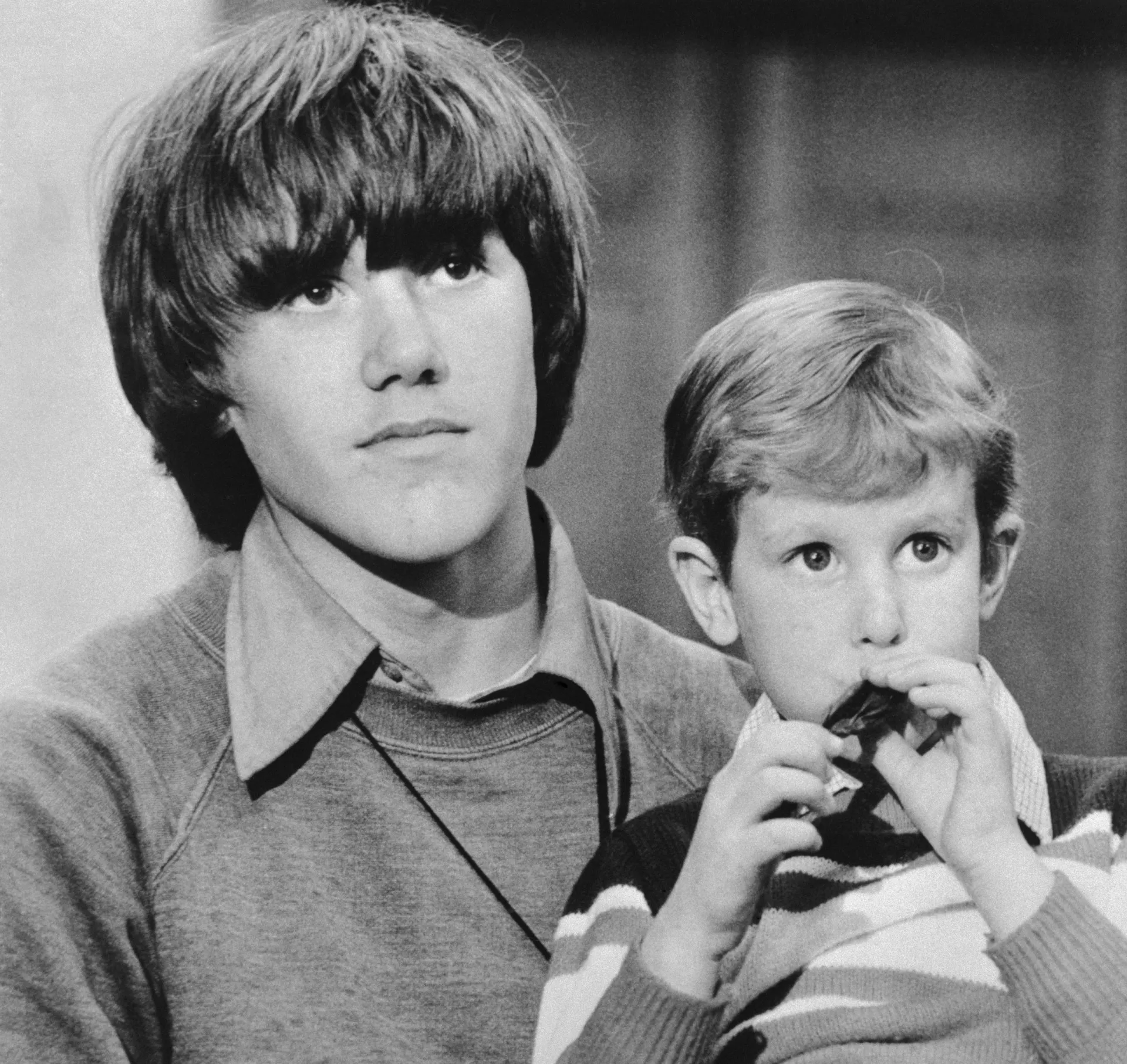 Steven Stayner abraçando seu irmão mais novo após se reunir com sua família depois de sete anos.
