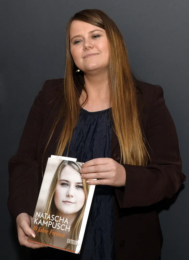 Natascha Kampusch falando com a imprensa após sua fuga, mostrando a força que encontrou para recomeçar.
