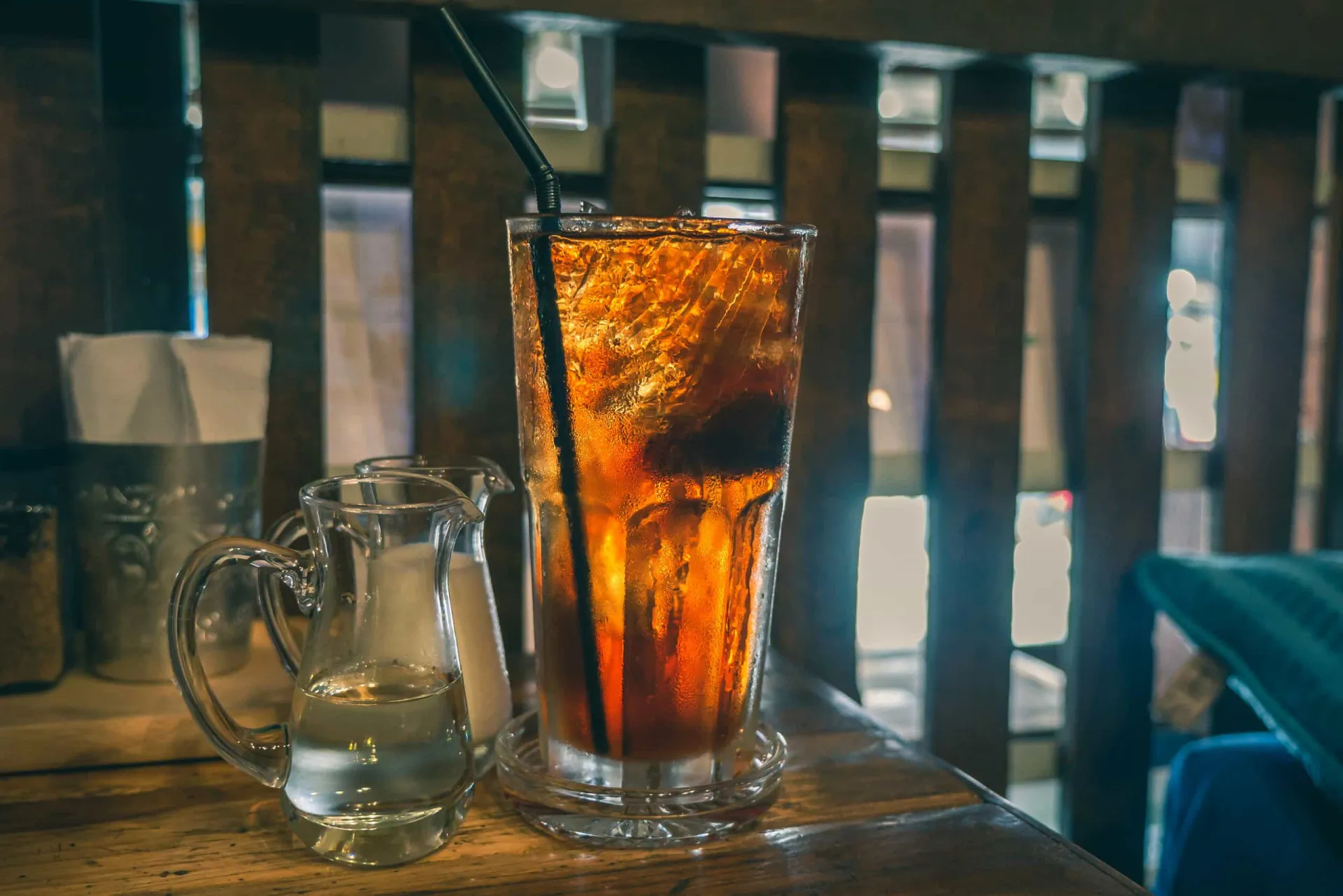 Um coquetel elegante em uma taça de martini, com gelo e um aroma de chá Earl Grey.