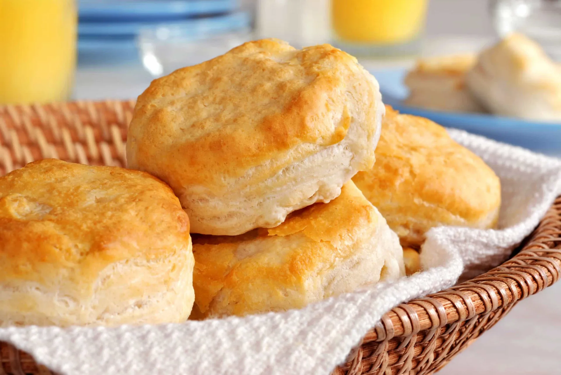 Bolinhos de manteiga fofos e dourados, recém-saídos do forno, prontos para serem servidos.