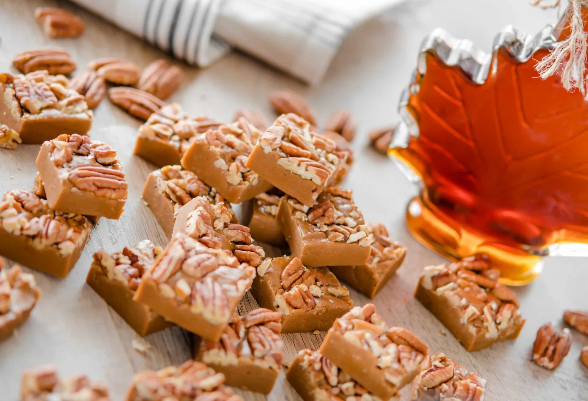 Quadrados de fudge de maple syrup cremosos e prontos para serem cortados.