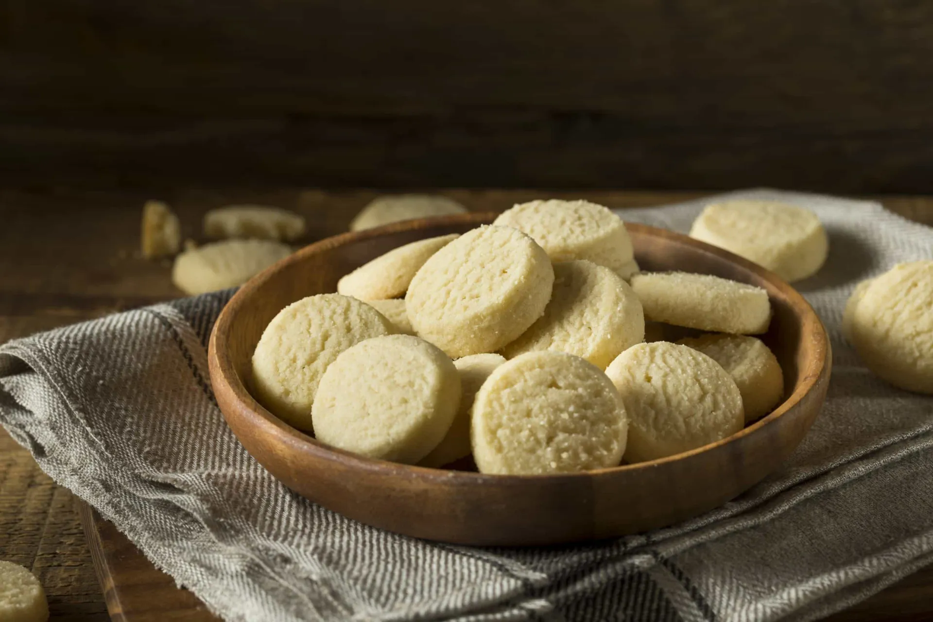 Biscoitos amanteigados em vários formatos, recém-assados e polvilhados com açúcar.