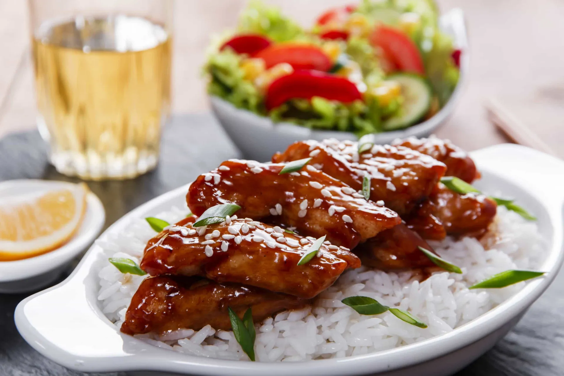 Pedaços de frango suculentos cobertos por um molho teriyaki espesso e brilhante.