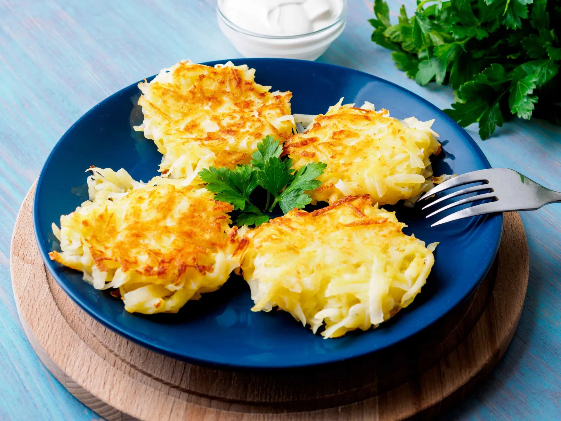 Pilha de bolinhos de batata dourados e crocantes, perfeitos para um café da manhã reforçado.