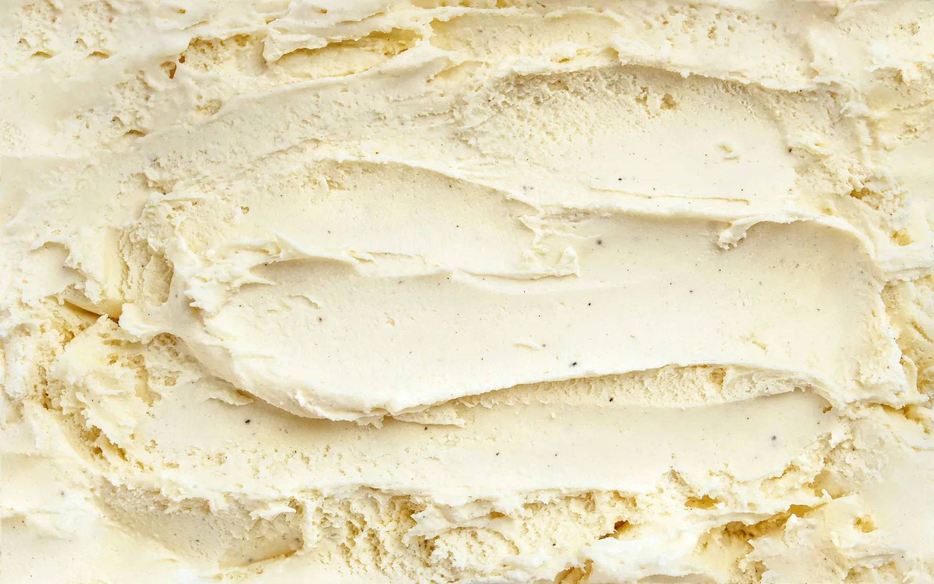 Bolas cremosas de sorvete de baunilha caseiro em uma tigela.