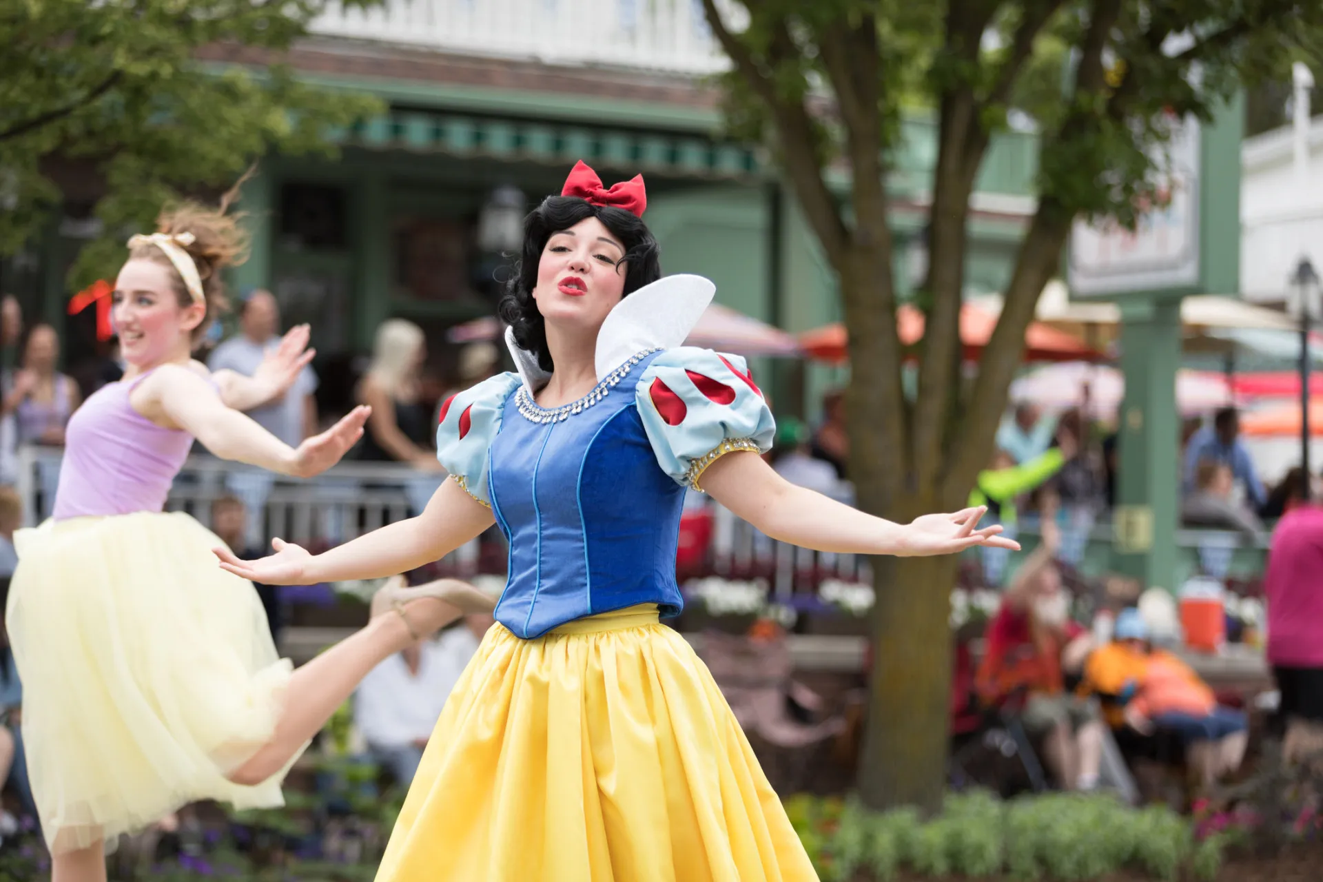 Uma maçã vermelha, símbolo da Branca de Neve, representando a impostora no parque.