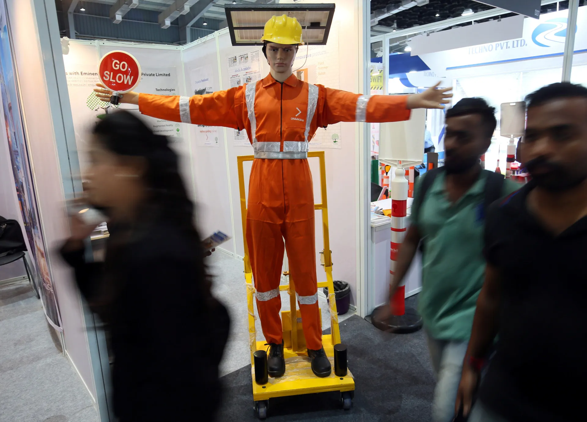 Vários braços robóticos industriais em uma linha de produção, mostrando a precisão e repetitividade das máquinas.