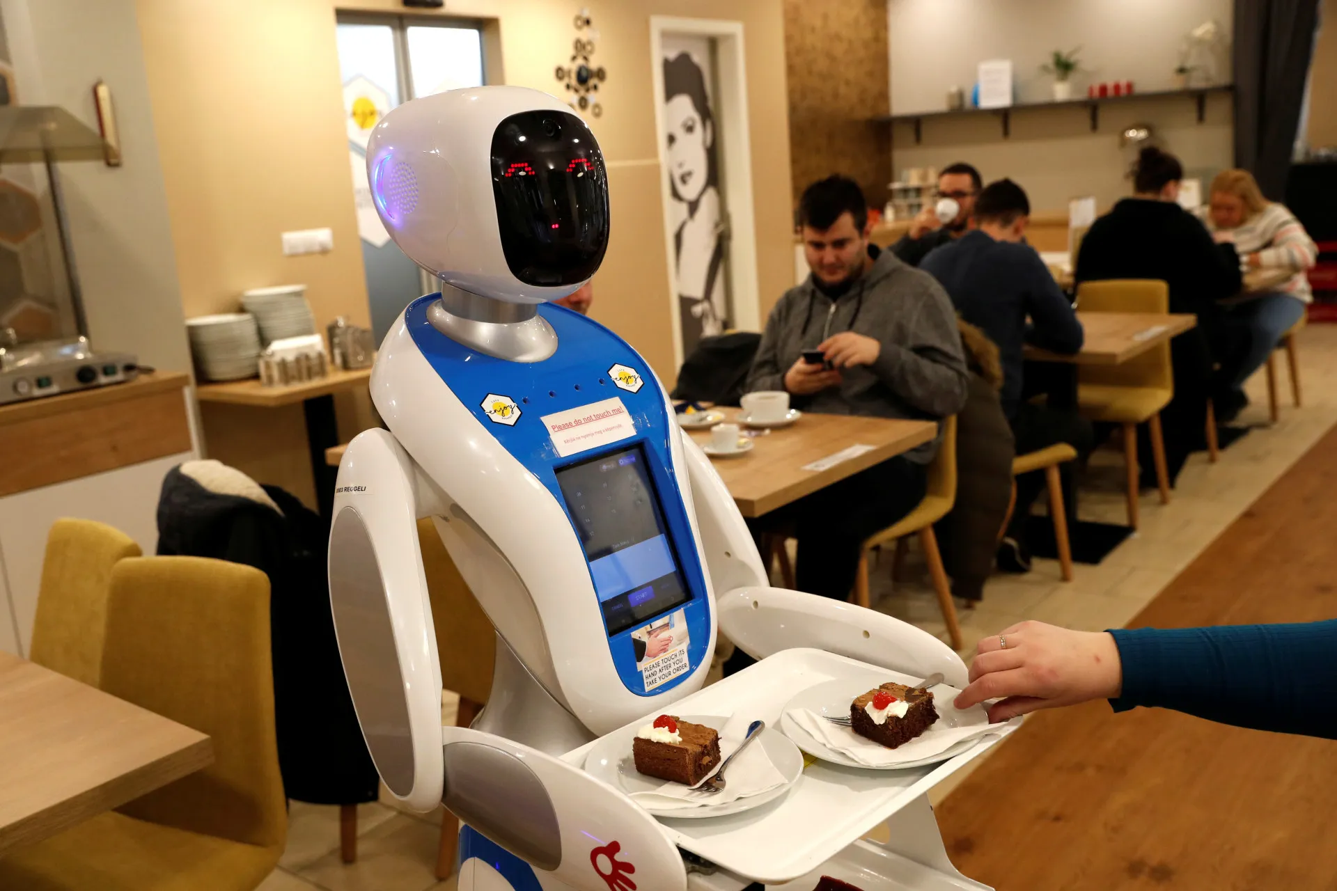 Um infográfico com figuras humanas e de robôs, representando a substituição de empregos.