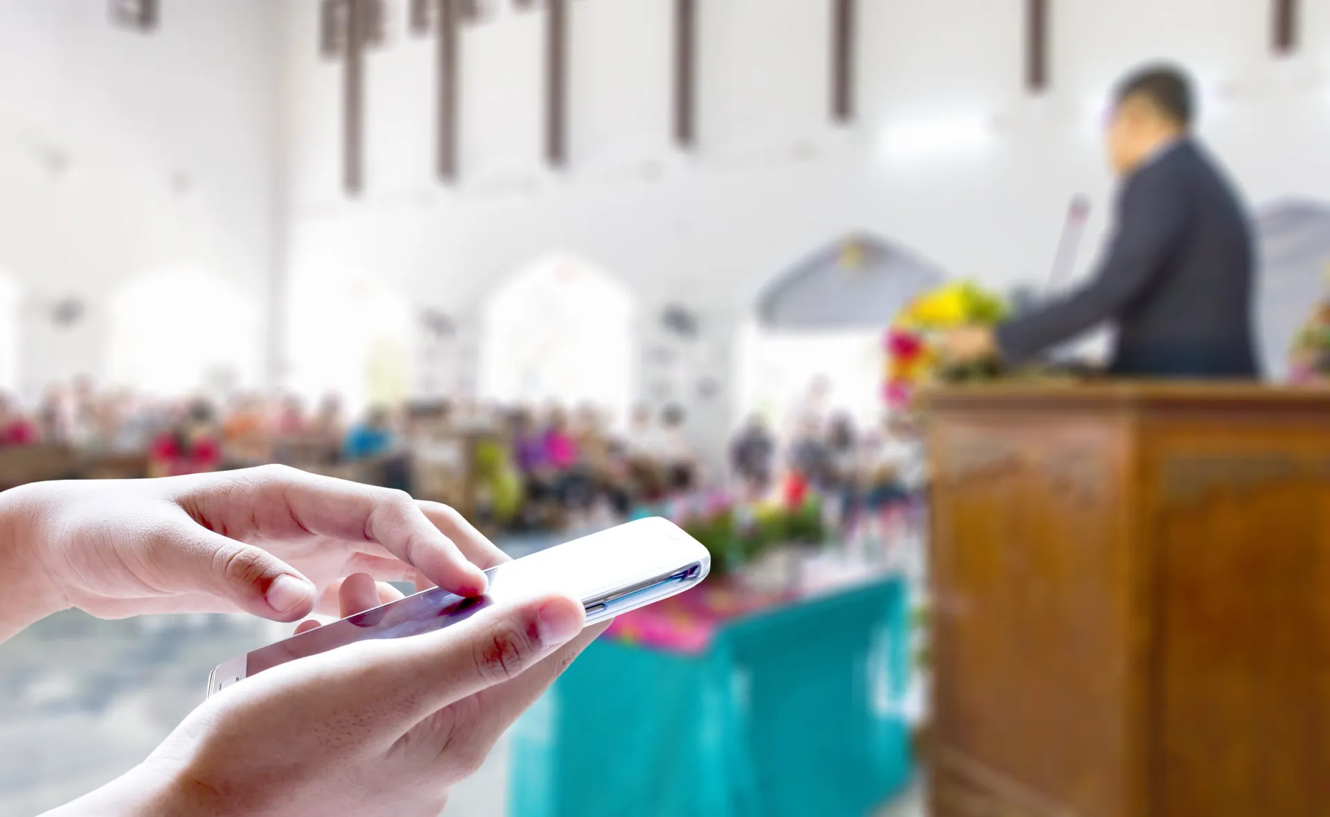 Um líder religioso falando para uma congregação em um local de culto.