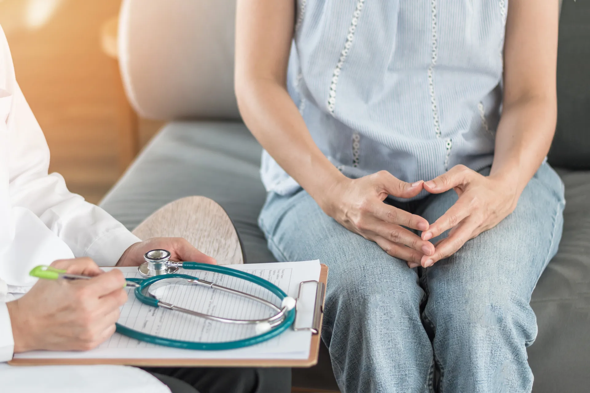Um psiquiatra conversando de forma empática com um paciente em seu consultório.