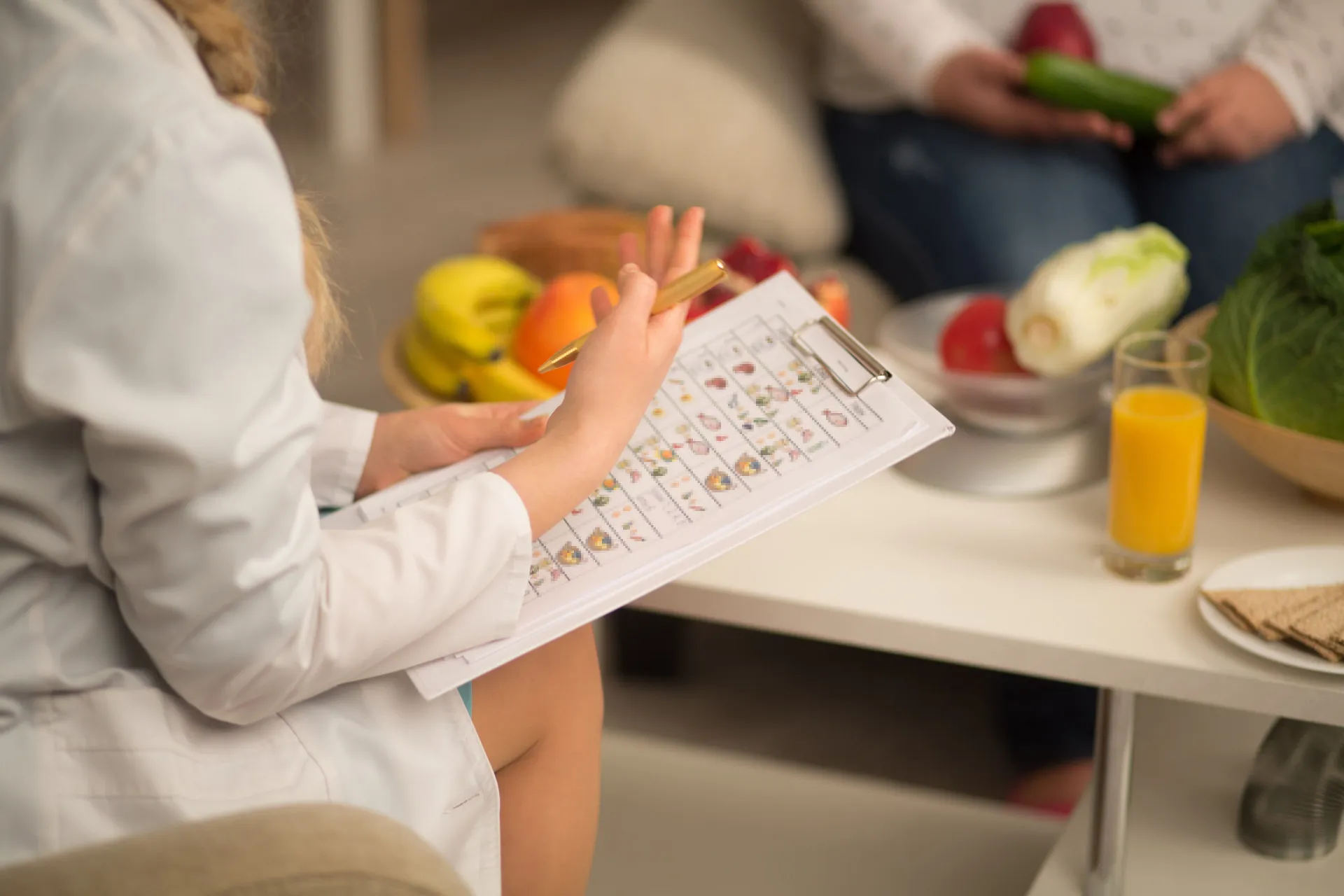 Uma nutricionista conversando com uma paciente e mostrando um plano alimentar saudável.