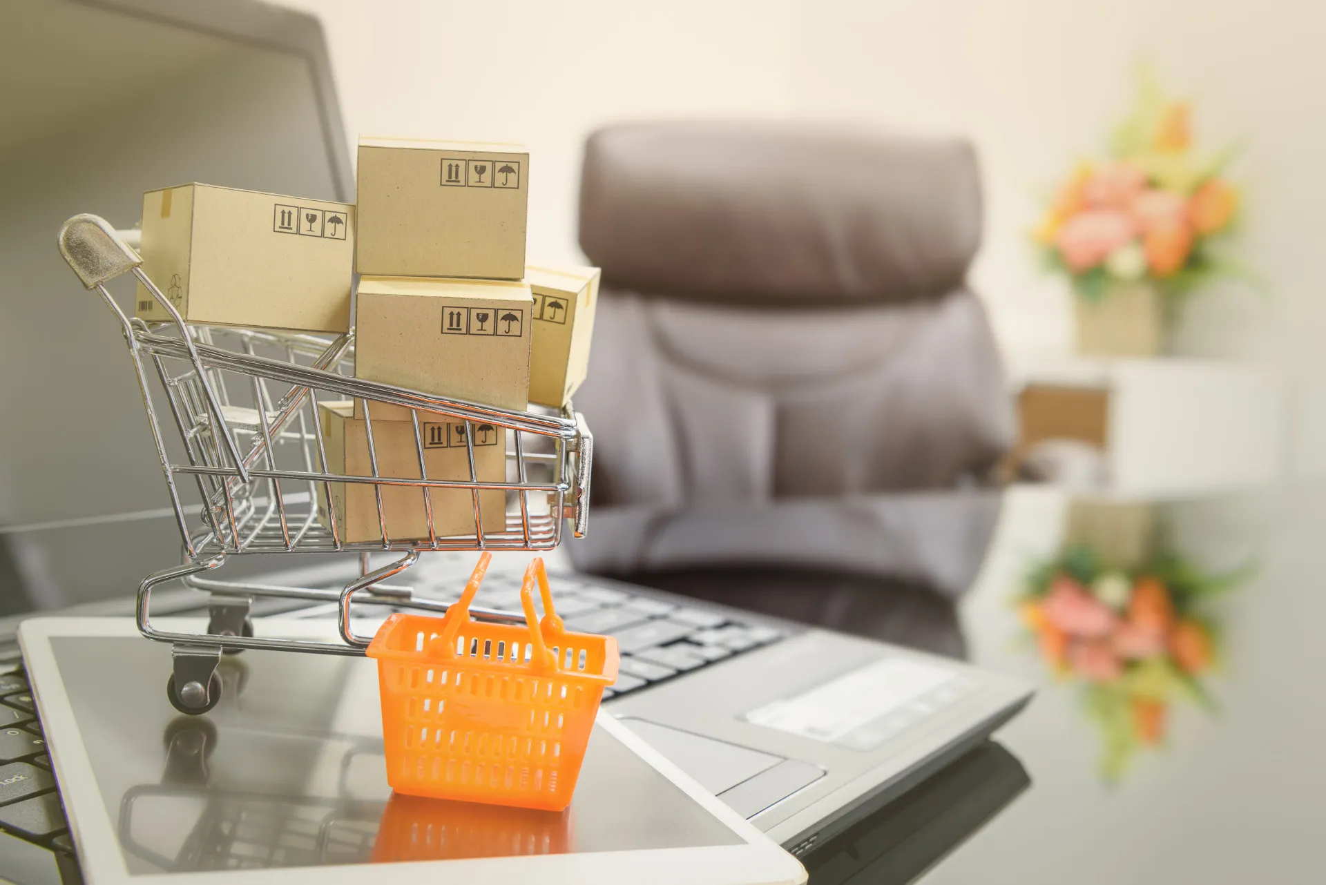 Uma pessoa trabalhando em um computador com planilhas e listas de compras para uma empresa.