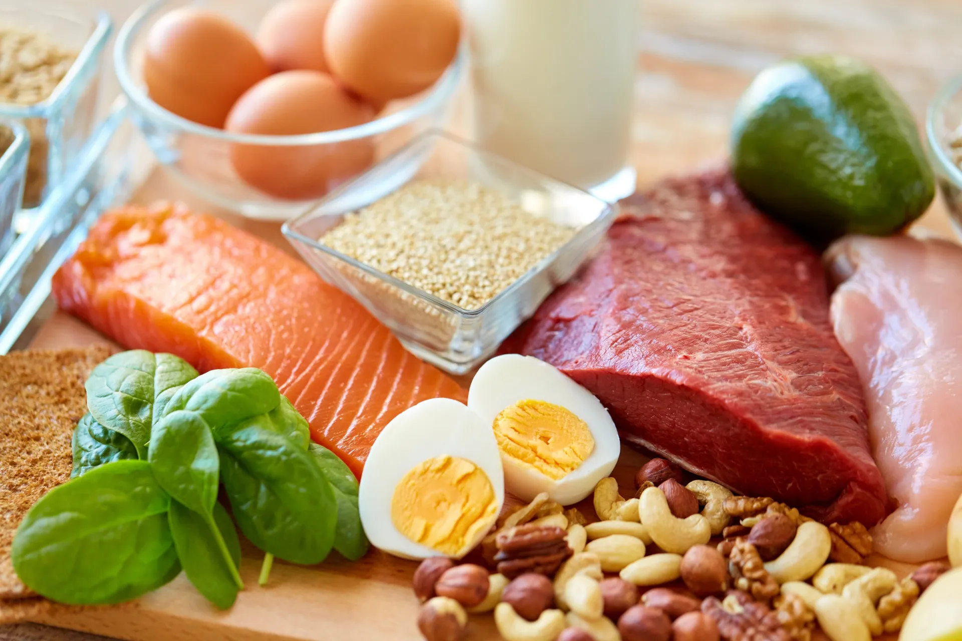 Prato com filé de salmão grelhado, aspargos e limão, uma refeição rica em proteína.