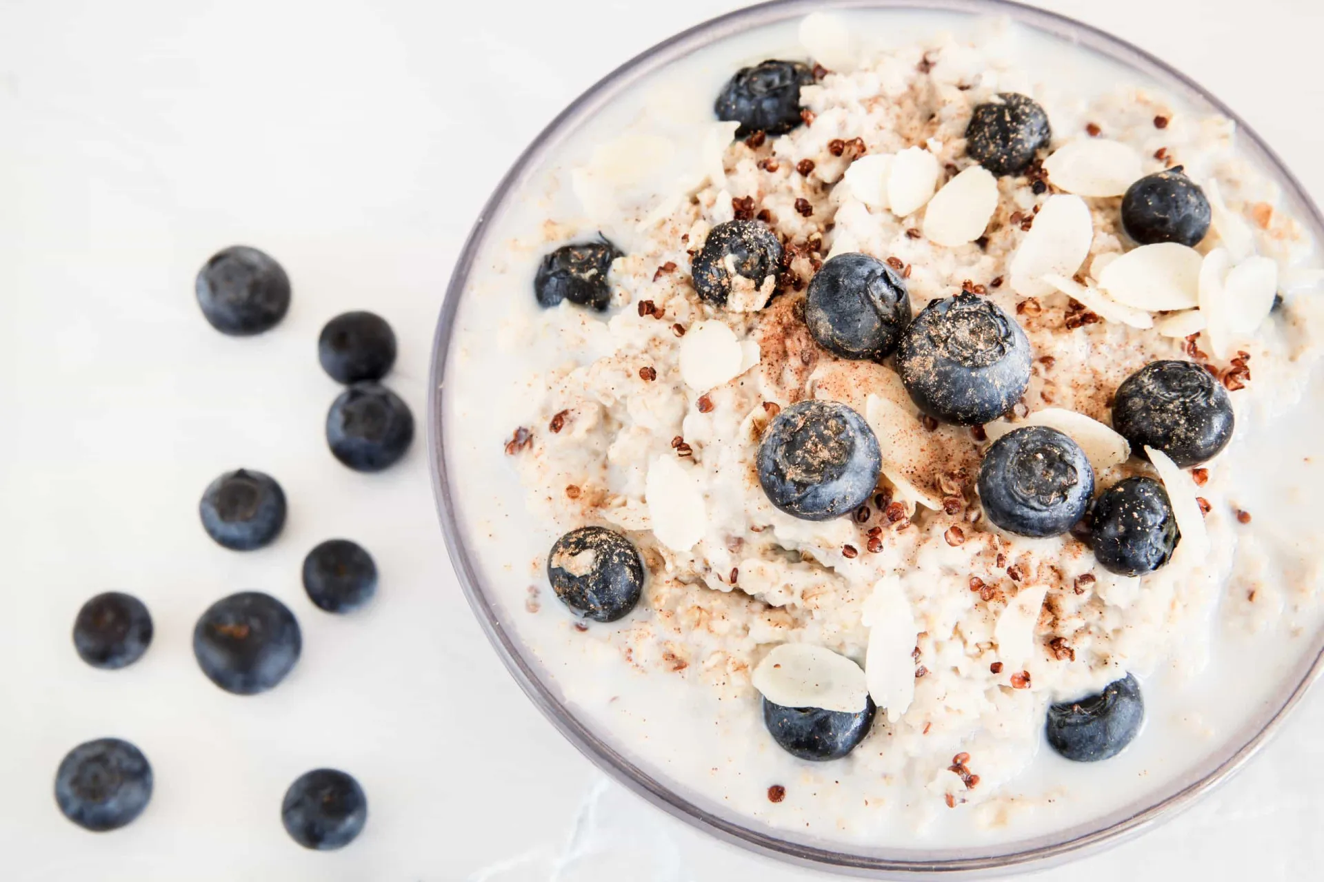 Tigela de iogurte com frutas e nozes, um exemplo de café da manhã saudável.
