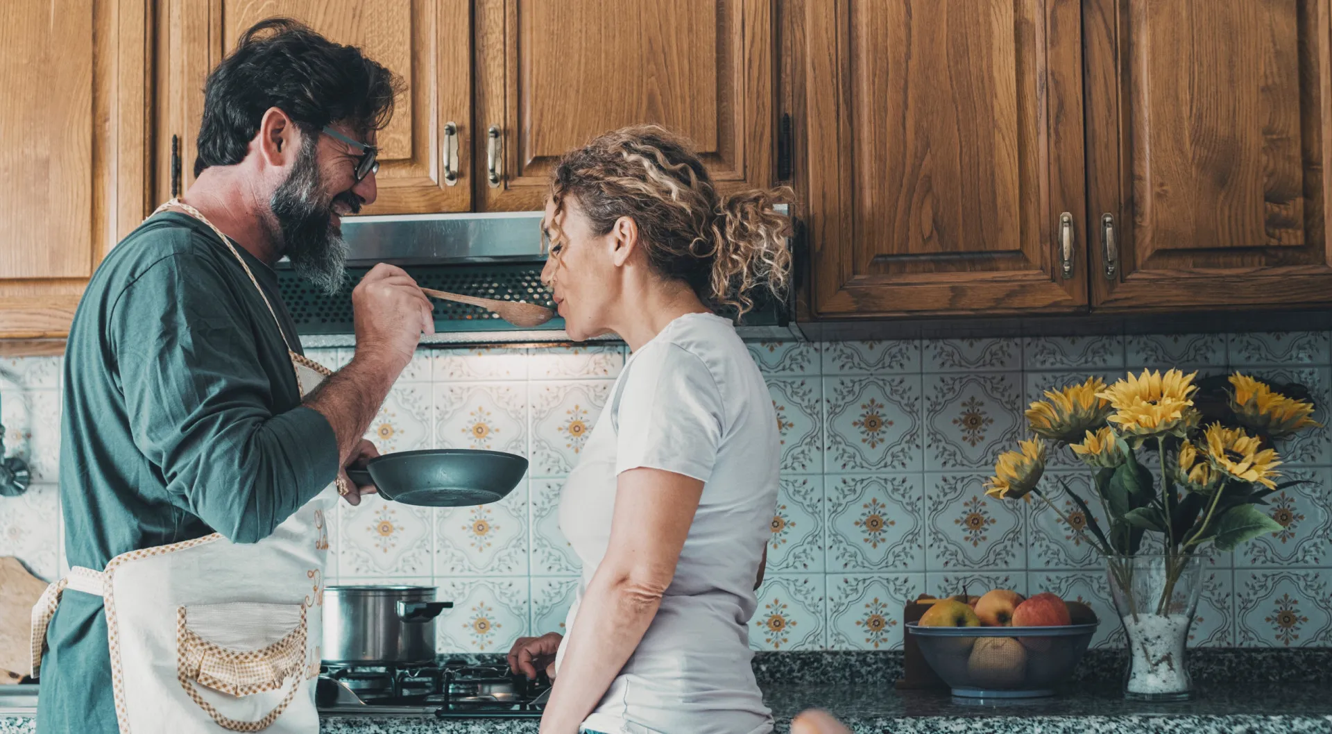 Uma calculadora e uma fita métrica ao lado de um prato de comida saudável.