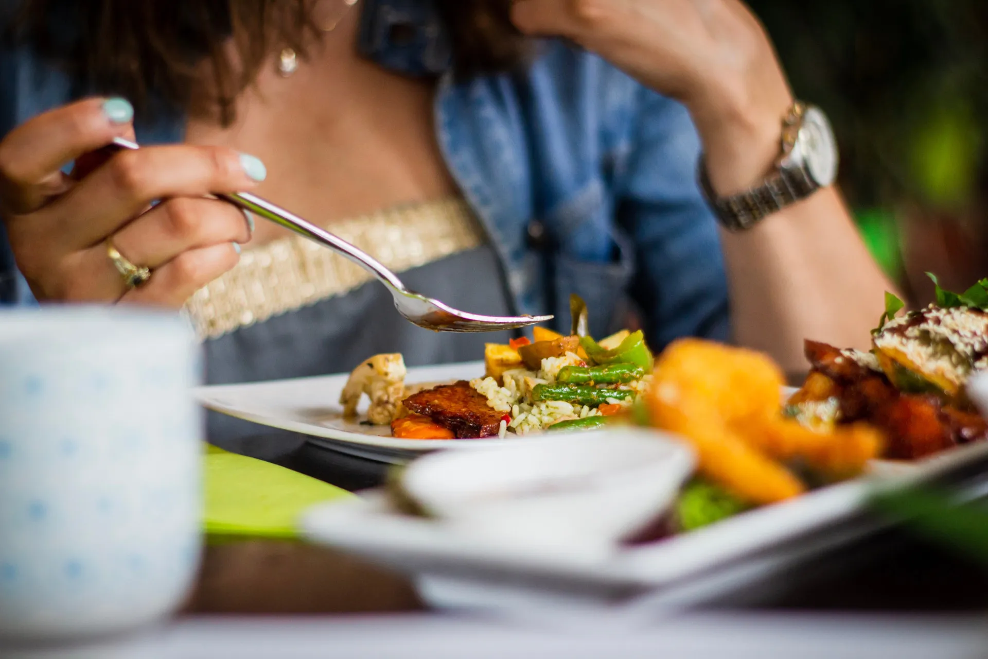 Prato colorido com uma variedade de alimentos saudáveis, como vegetais, grãos e proteínas.