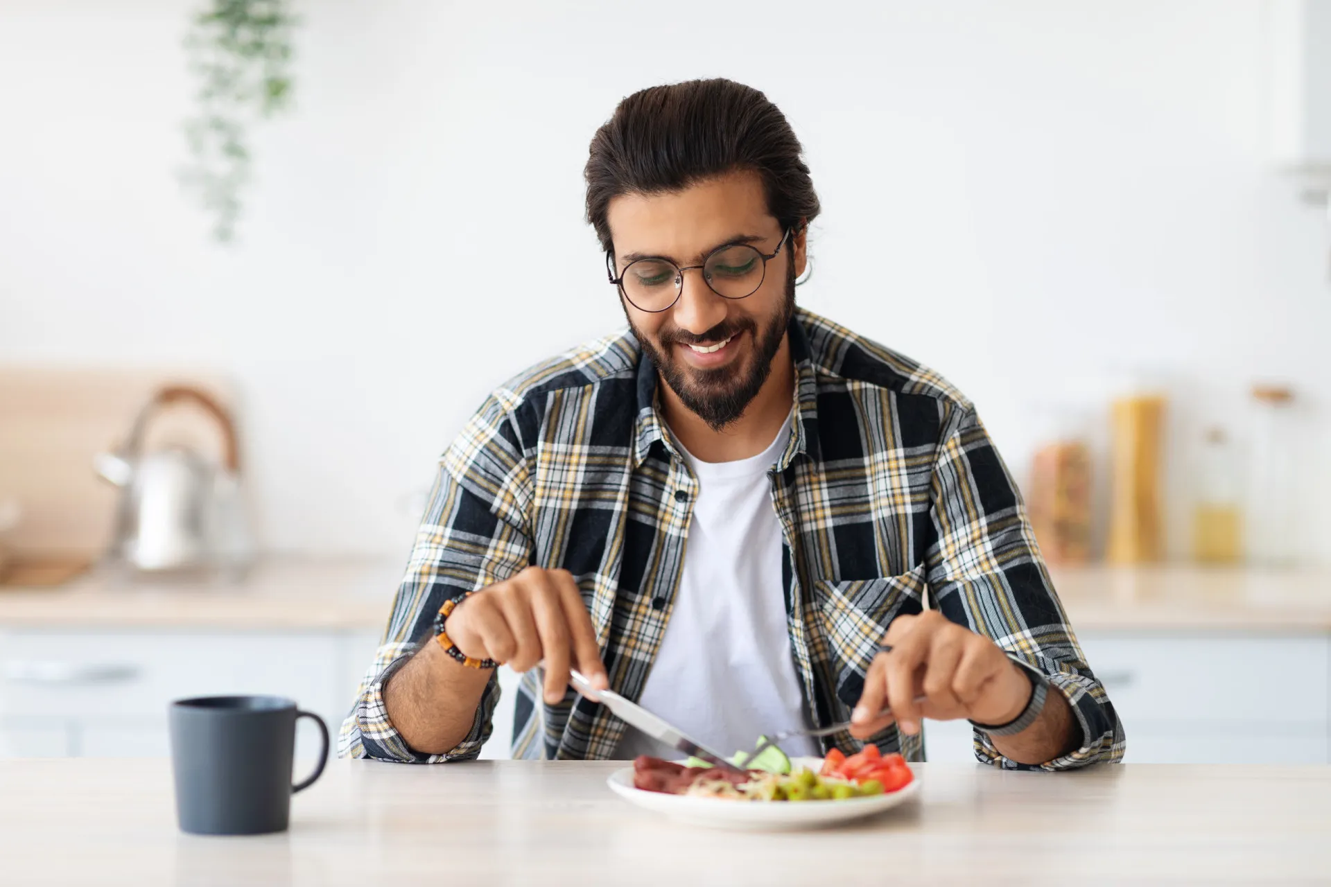 Uma variedade de lanches saudáveis como nozes, frutas e iogurte dispostos em uma mesa.