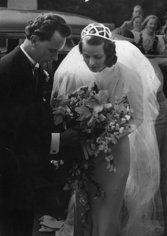 Ingrid Bergman no dia de seu casamento em 1937, usando um véu único e trançado.