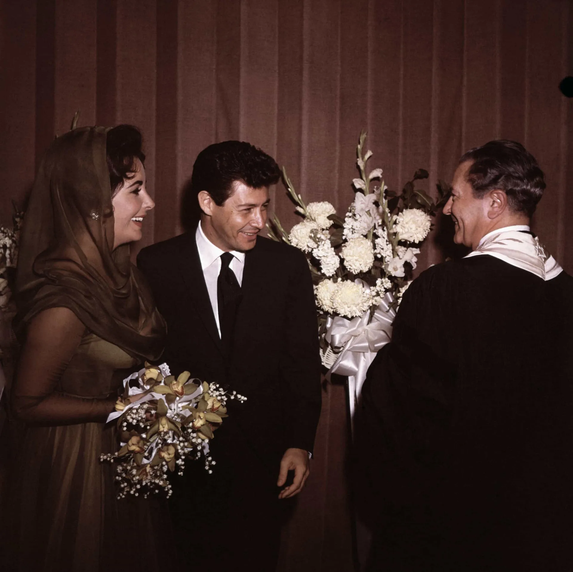 Elizabeth Taylor e Eddie Fisher no dia do casamento deles em 1959.