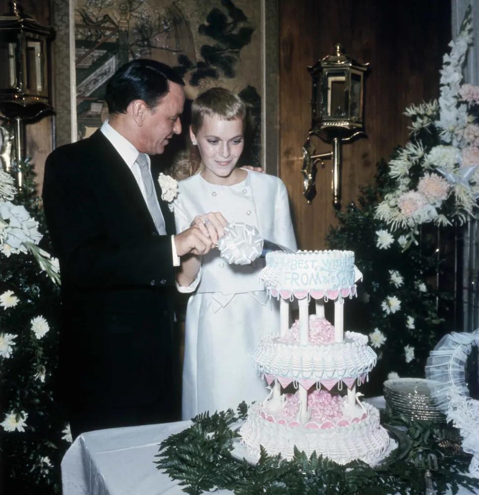 Frank Sinatra, com 50 anos, e Mia Farrow, com 21, no dia do casamento em 1966.