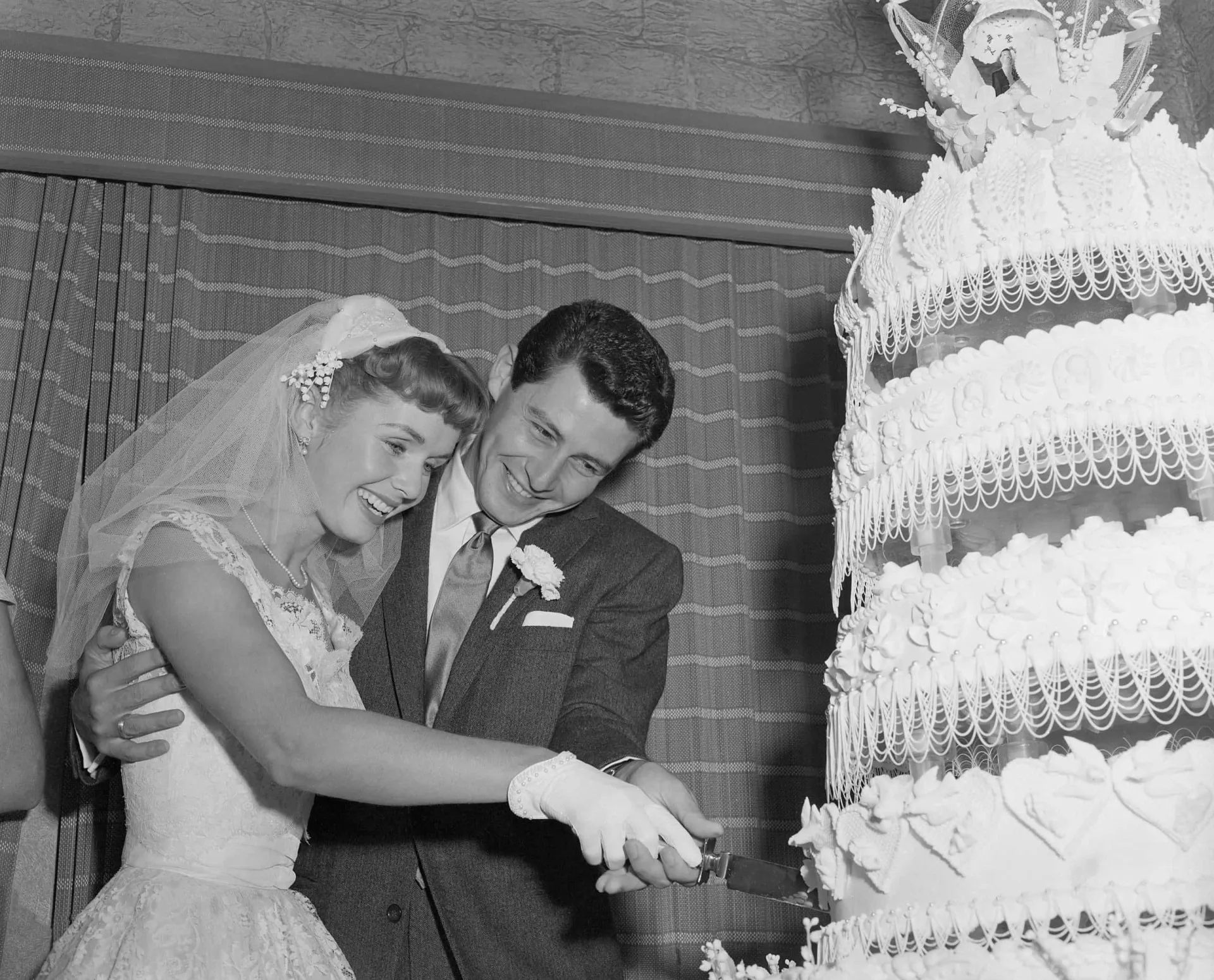 A atriz Debbie Reynolds e o cantor Eddie Fisher no dia de seu casamento em 1955.