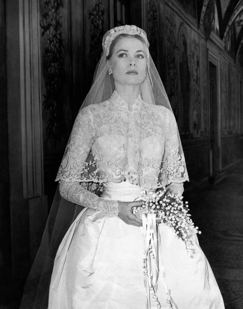 A atriz Grace Kelly em seu casamento com o Príncipe Rainier III de Mônaco em 1956, usando seu icônico vestido.