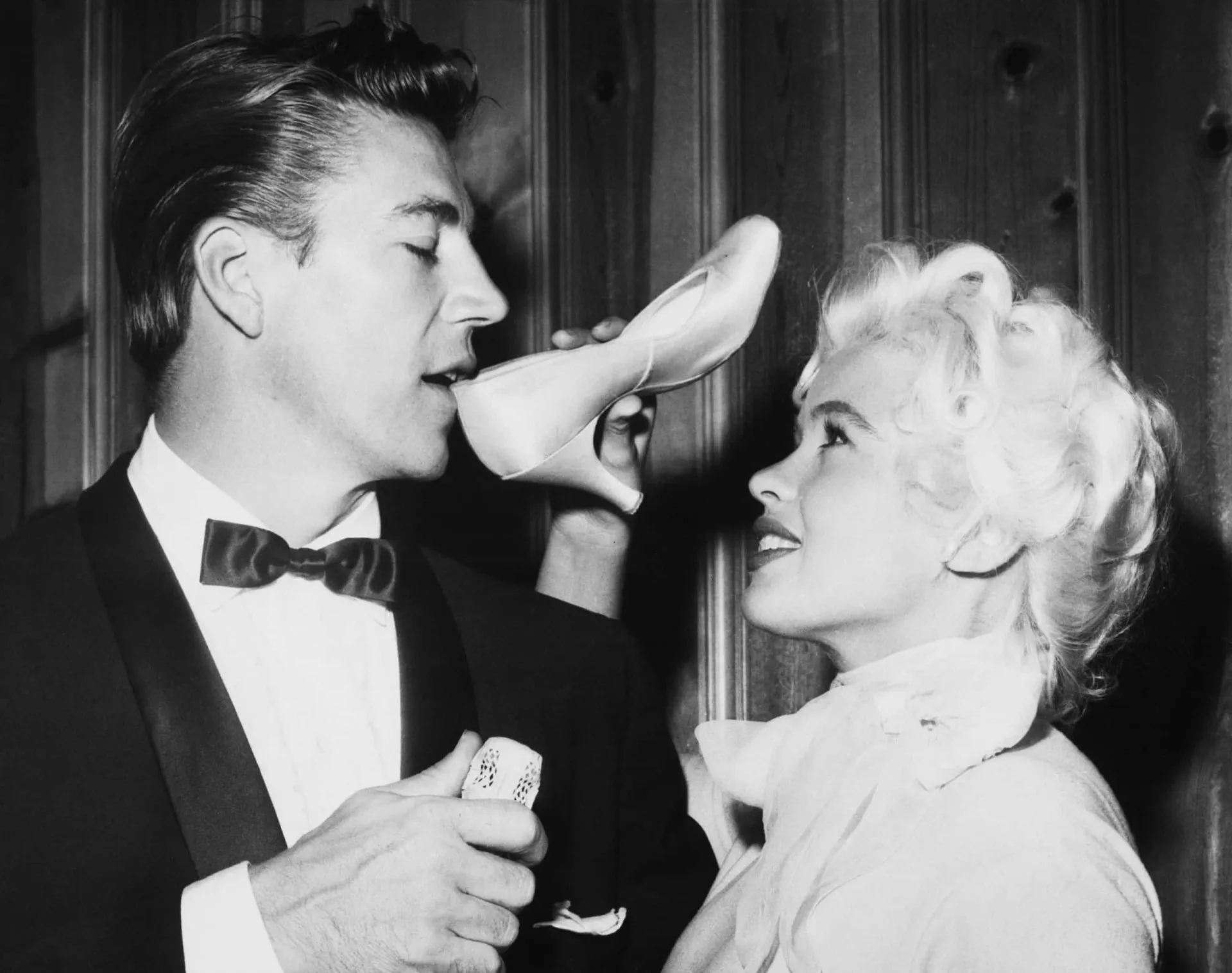 Jayne Mansfield servindo champanhe no próprio sapato para seu marido, Mickey Hargitay, no casamento de 1958.